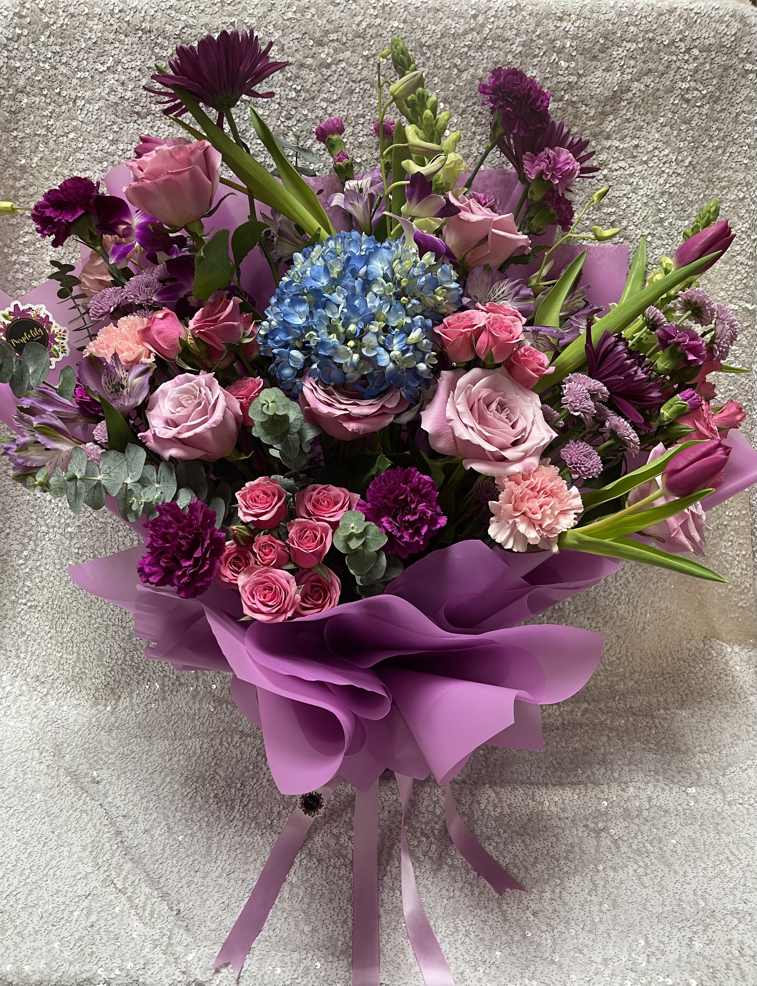 PREMIUM FLOWERS WRAPPED - LUXURY!! PREMIUM FLOWERS WRAPPED IN SOPHISTICATED PAPER!! SEASONAL FLOWERS, SUBSTITUTION ACCORDING TO VALUE!