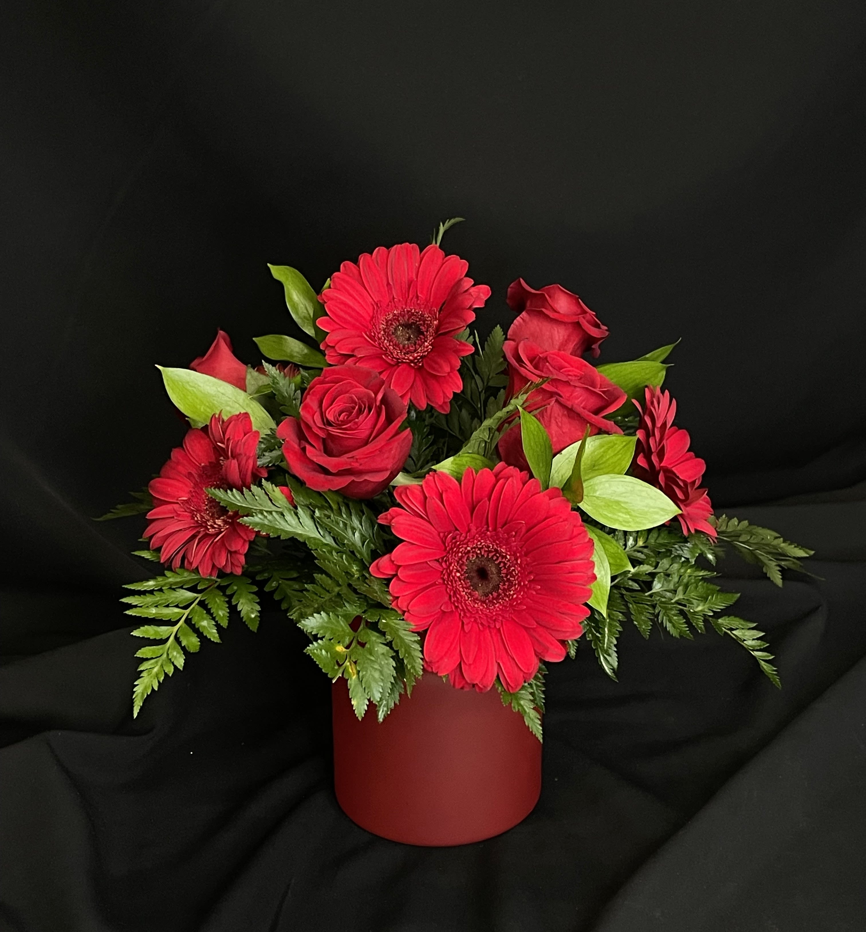 Daisies and Roses - A simple way to say something sweet. Red daisies and roses match a lovely red vase to create a round shape perfect for Valentine's Day or any monochrome lover!
