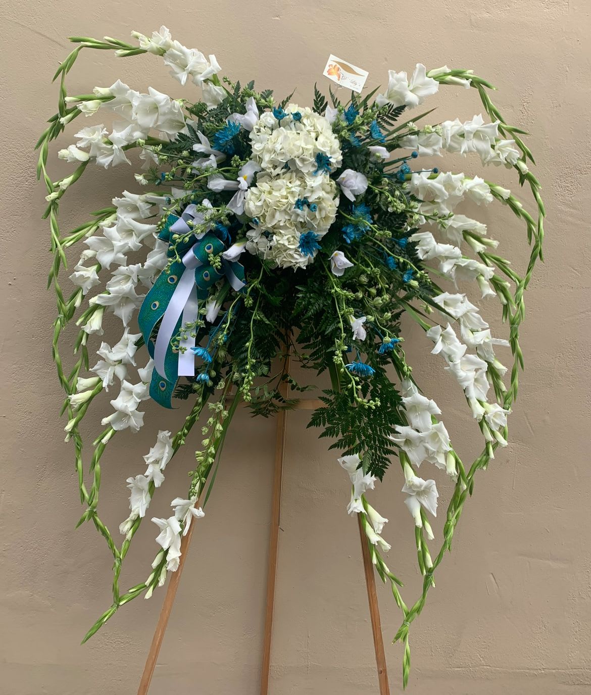 Angel Wings - A very creative flower arrangement made into an angel wings with this beautiful flowers.  Disclaimer :This arrangement must be pre-ordered at least 5 days in advanced. 