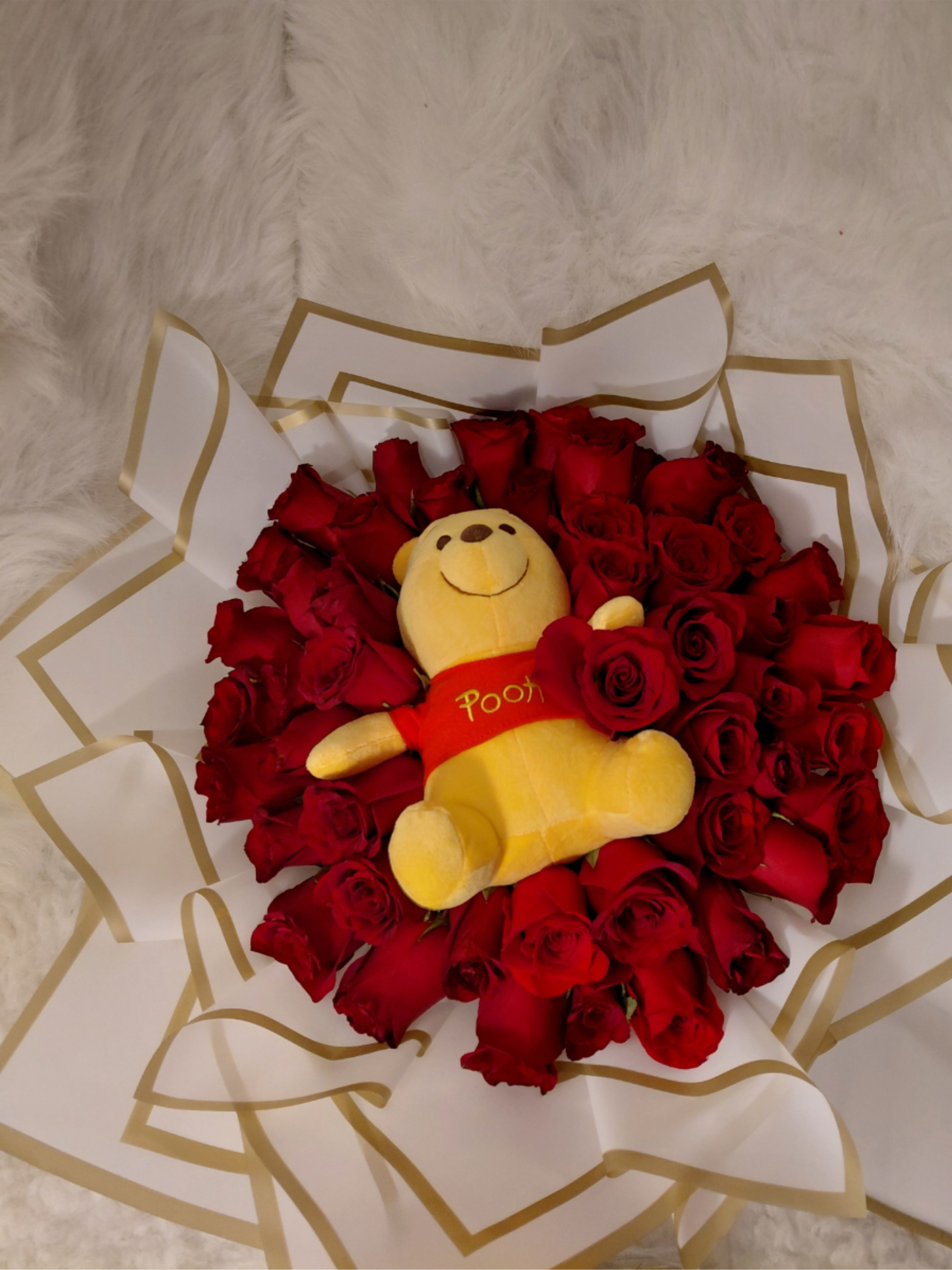 Winniepooh bouquet whit chocolate. - Winnie the Pooh bouquet for girls who love Winnie the Pooh, a large and beautiful bouquet.