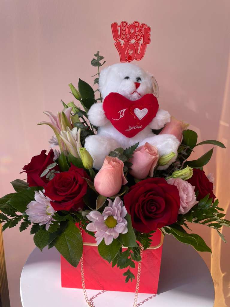 Eternal love - Beautiful arrangement of finely selected red roses with a teddy bear, ideal as a gift for your loved one on any occasion.