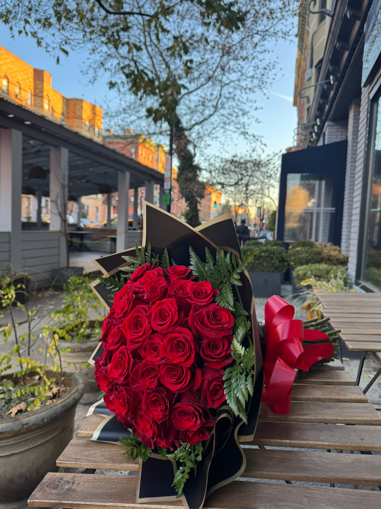 50 Classic Red rouses Bouquet. - Classic bouquet of 50 Red Roses: Passion and elegance  The perfect symbol of eternal love and timeless beauty. This bouquet is made up of our exclusive 'Explorer' roses, recognized for their intense red color.