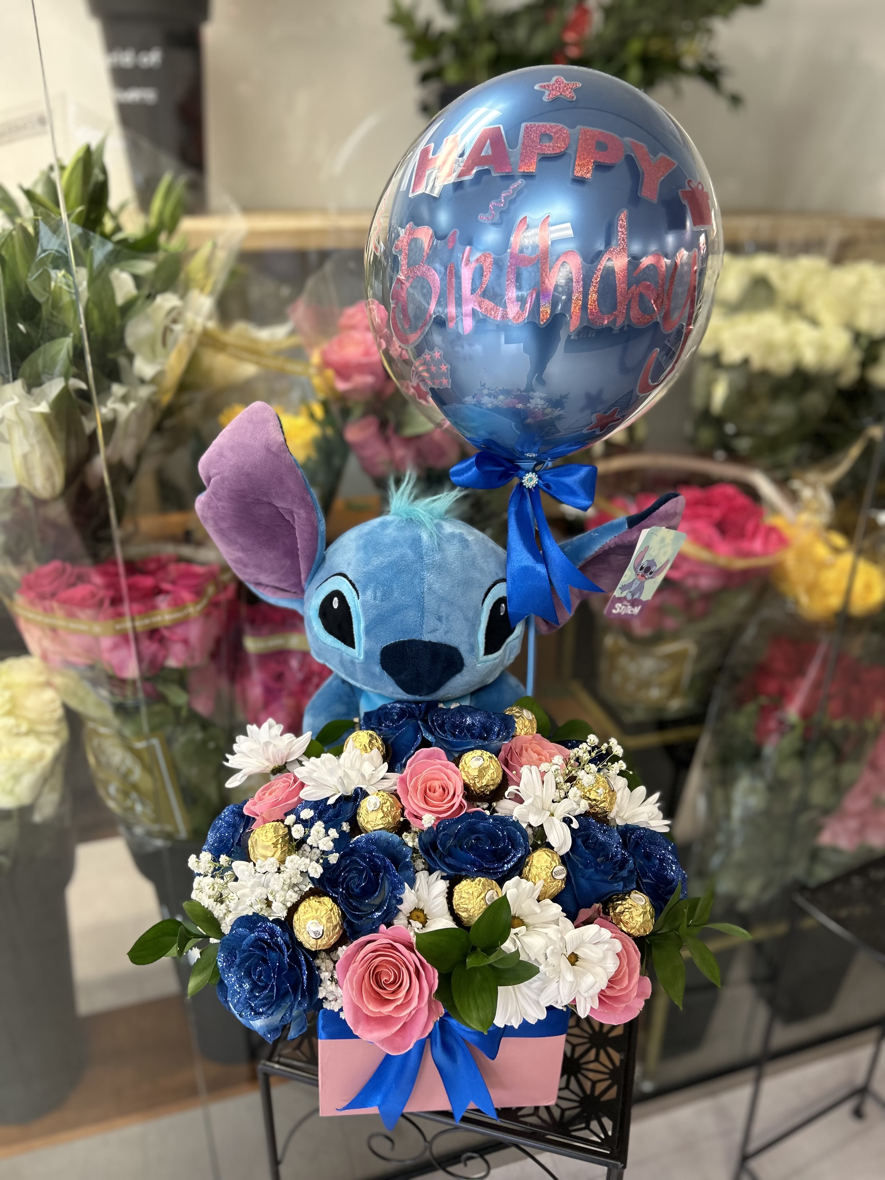 Beautiful arrangement with stitch plush - Beautiful arrangement with seasonal flowers, with stitch plush, balloon and chocolates!. Hermoso arreglo con flores vareadas, con peluche de stitch, globo y chocolates! 