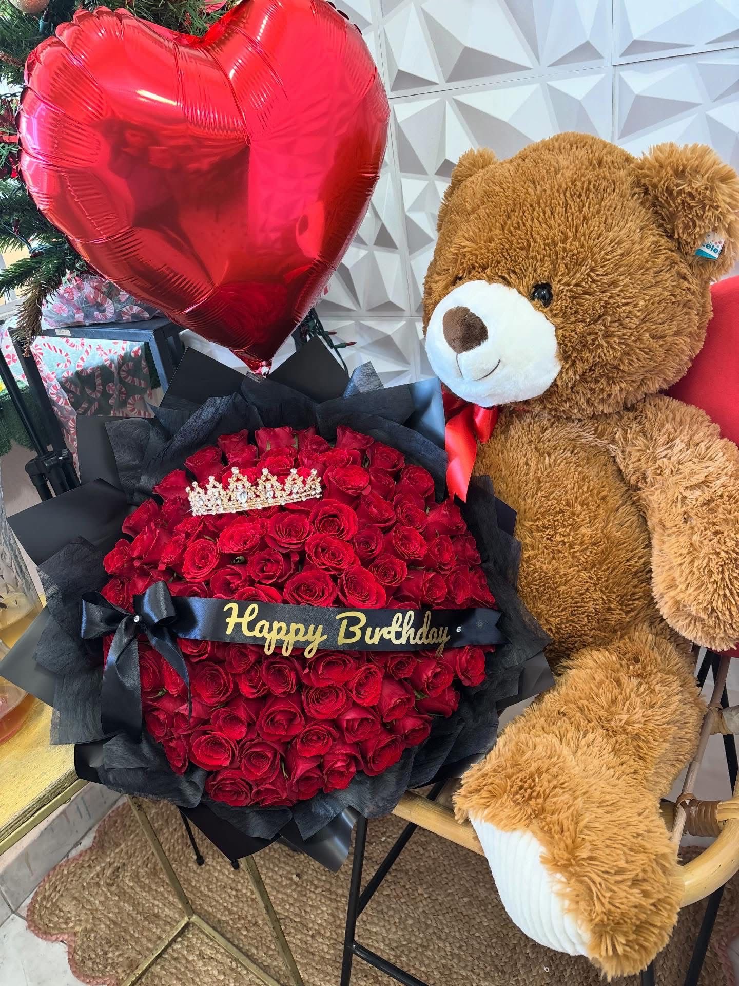 Súper Valentíne’s day!  - Super Valentine's Day, buchon bouquet with 100 roses, medium teddy bear and a heart balloon. (Designer select the crown)    Ramo com 100 rosas, oso medians y globo de Corazon. 