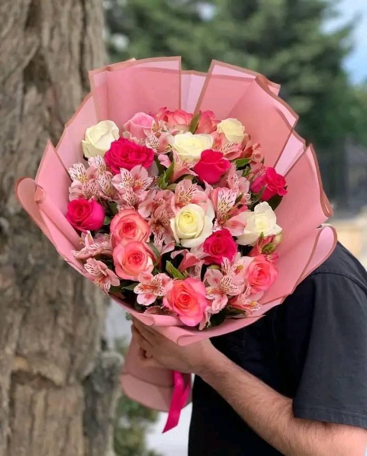 Bouquet especially  - Bouquet con 12 rosas y flores variadas de temporada 