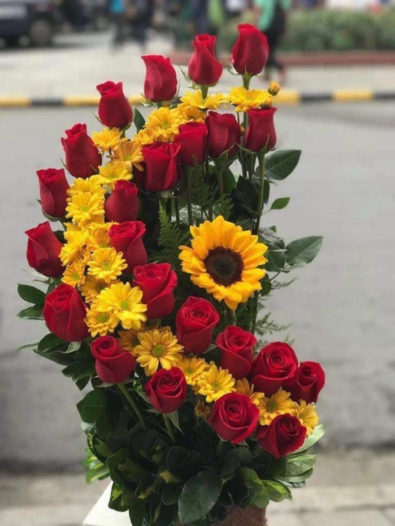 floral arrangement with roses and daisies  - floral arrangement whit 25 red roses, and yellow daisies. Arreglo floral con rosas rojas y daisies en color amarillo 