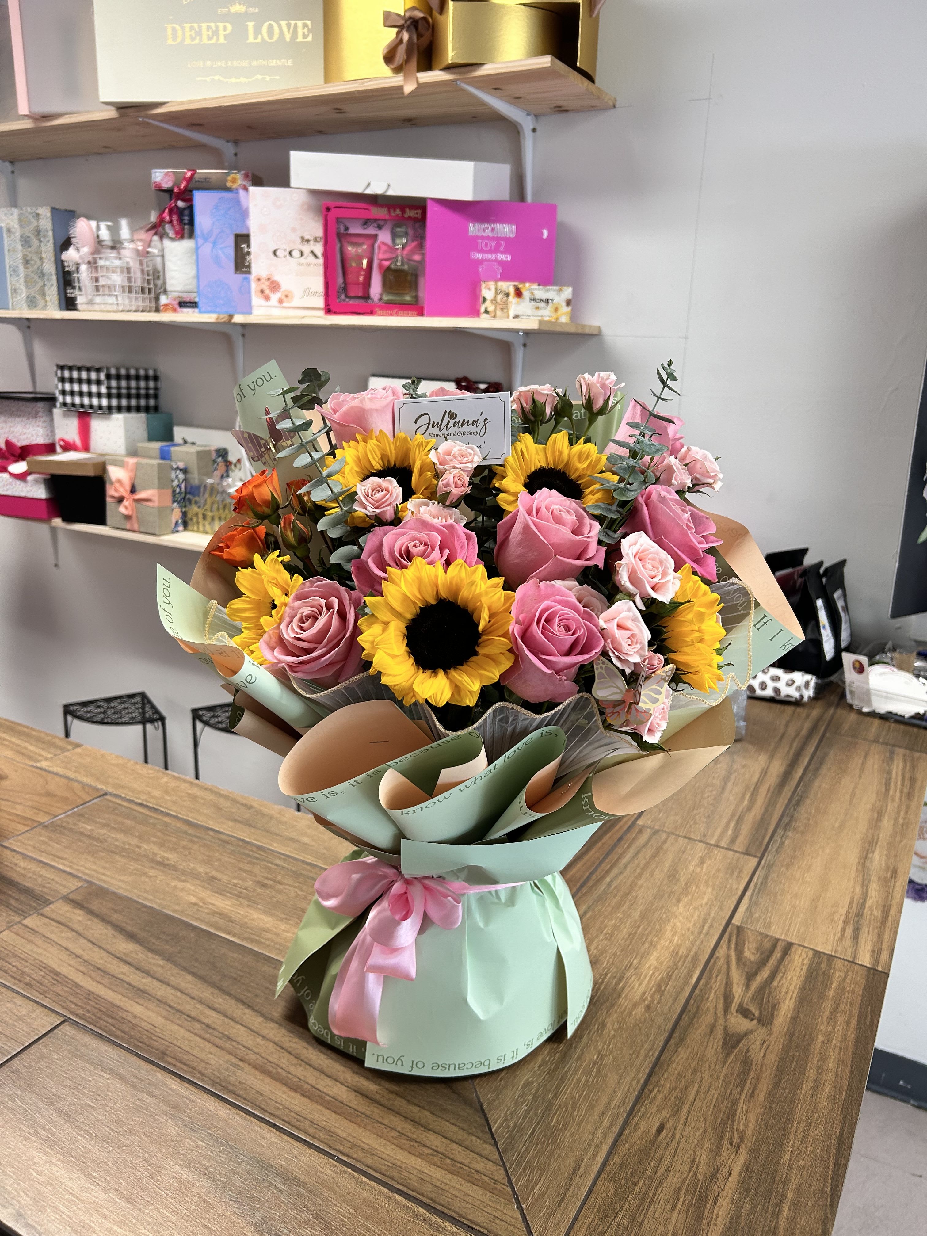 Small special arrangement  - Small special arrangement with pink roses and sunflowers. Arreglo pequeño con rosas en color rosa y girasoles 