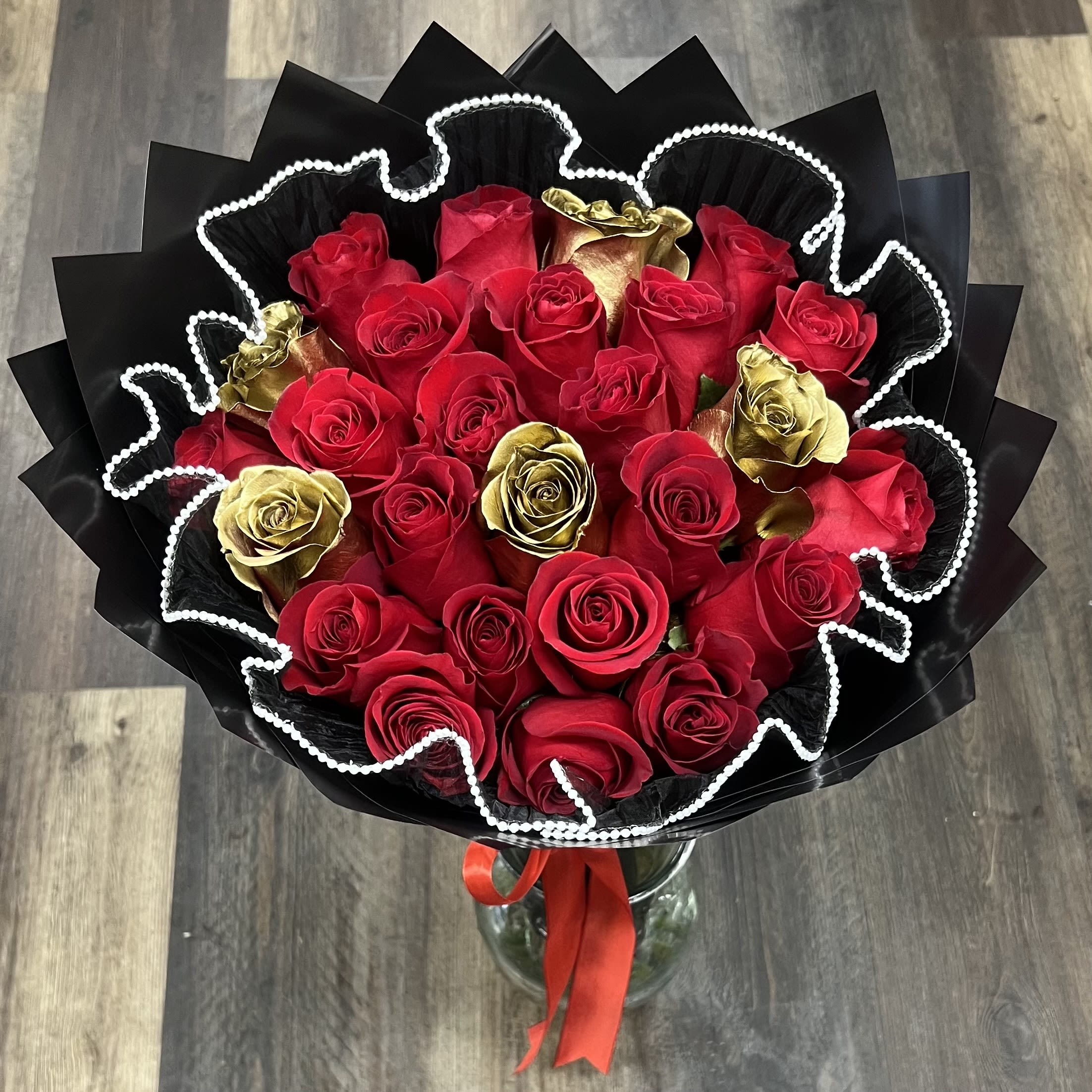 25 Red And Gold Roses Bouquet - Buyer will receive 25 Roses in total.