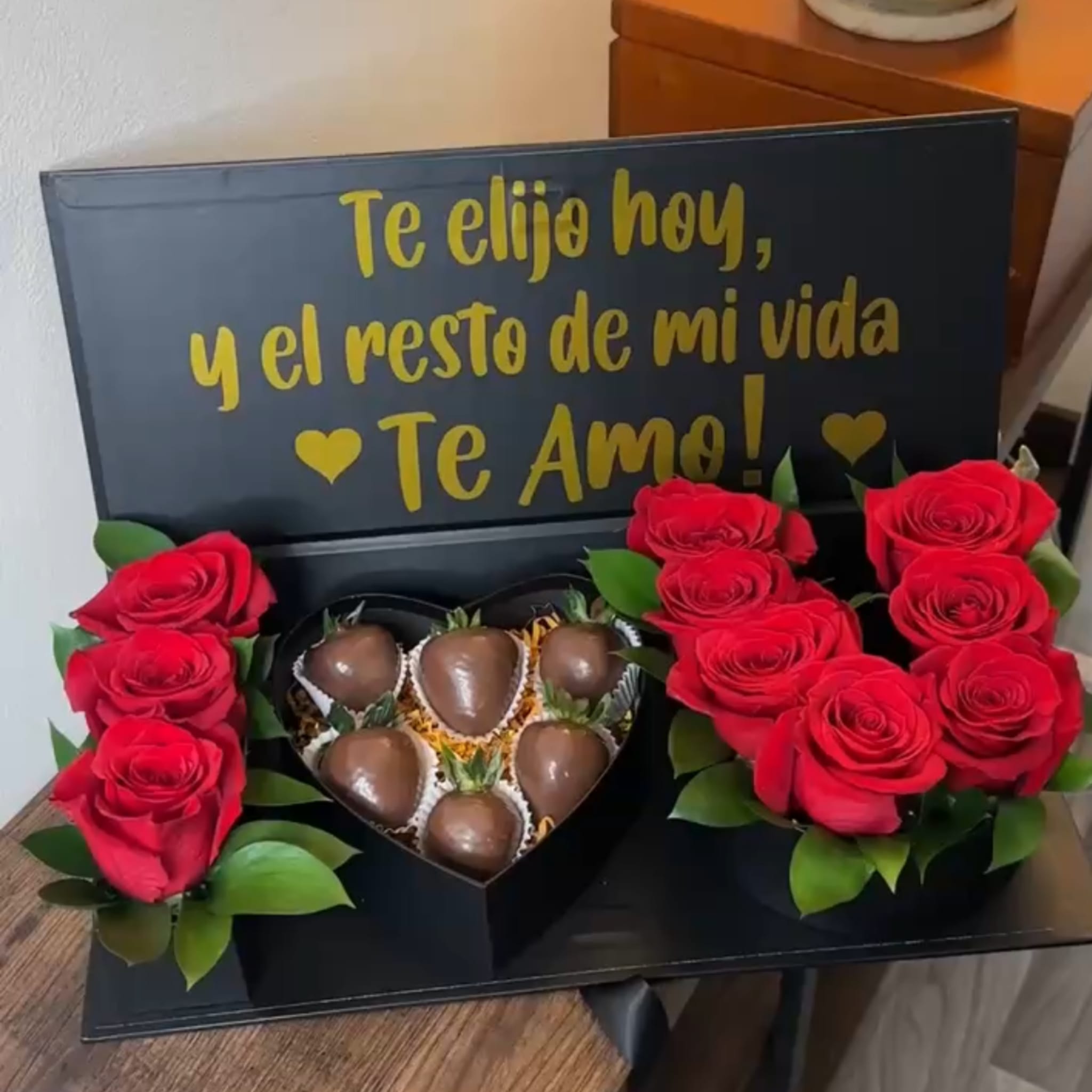 Caja con rosas y fresas - Esta es una caja hermosa con rosas y fresas cubiertas con chocolates. Puedes decidir 