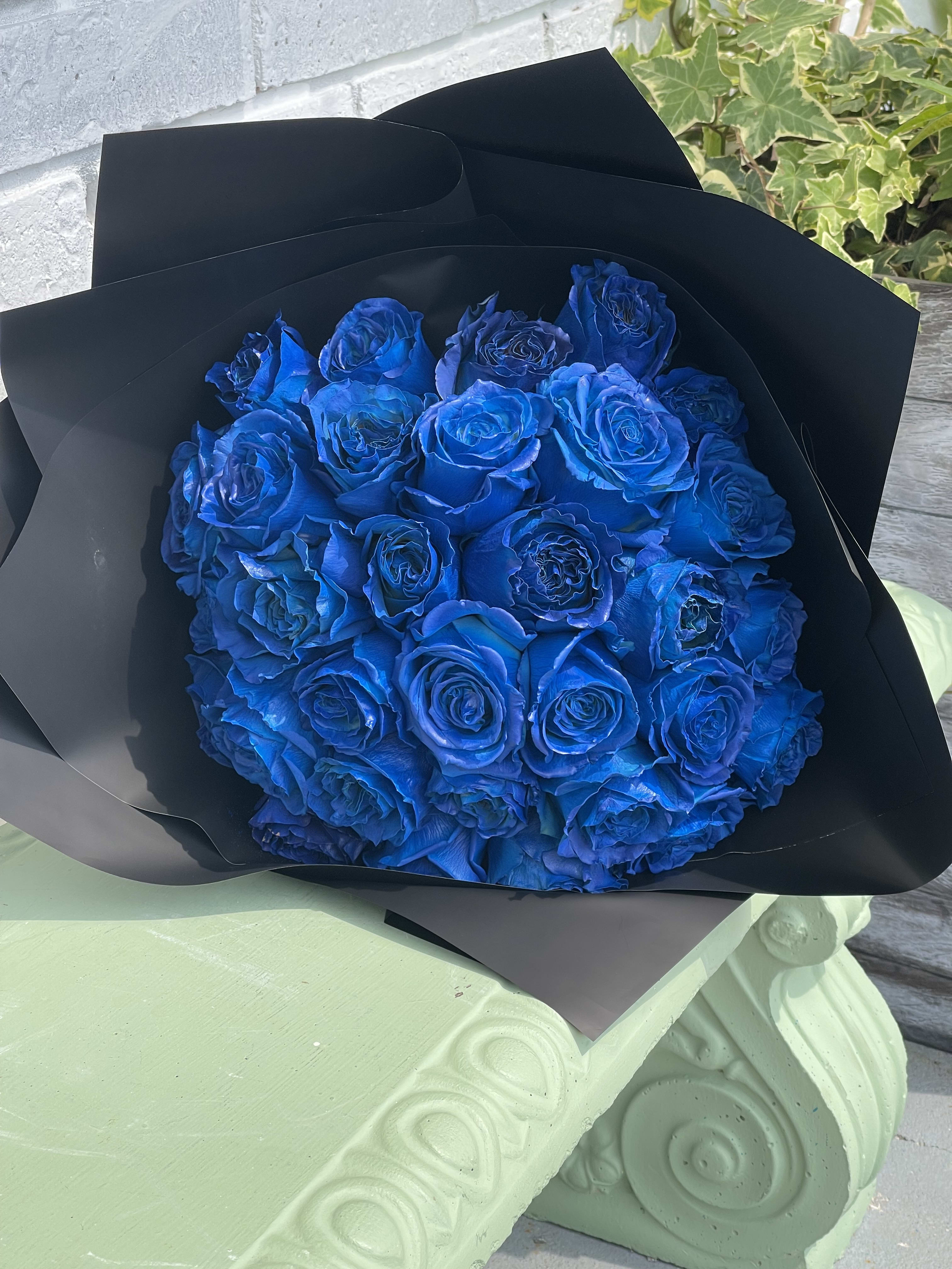 30 royal blue ramo bouchon  - 30 royal blue roses in a bouquet 