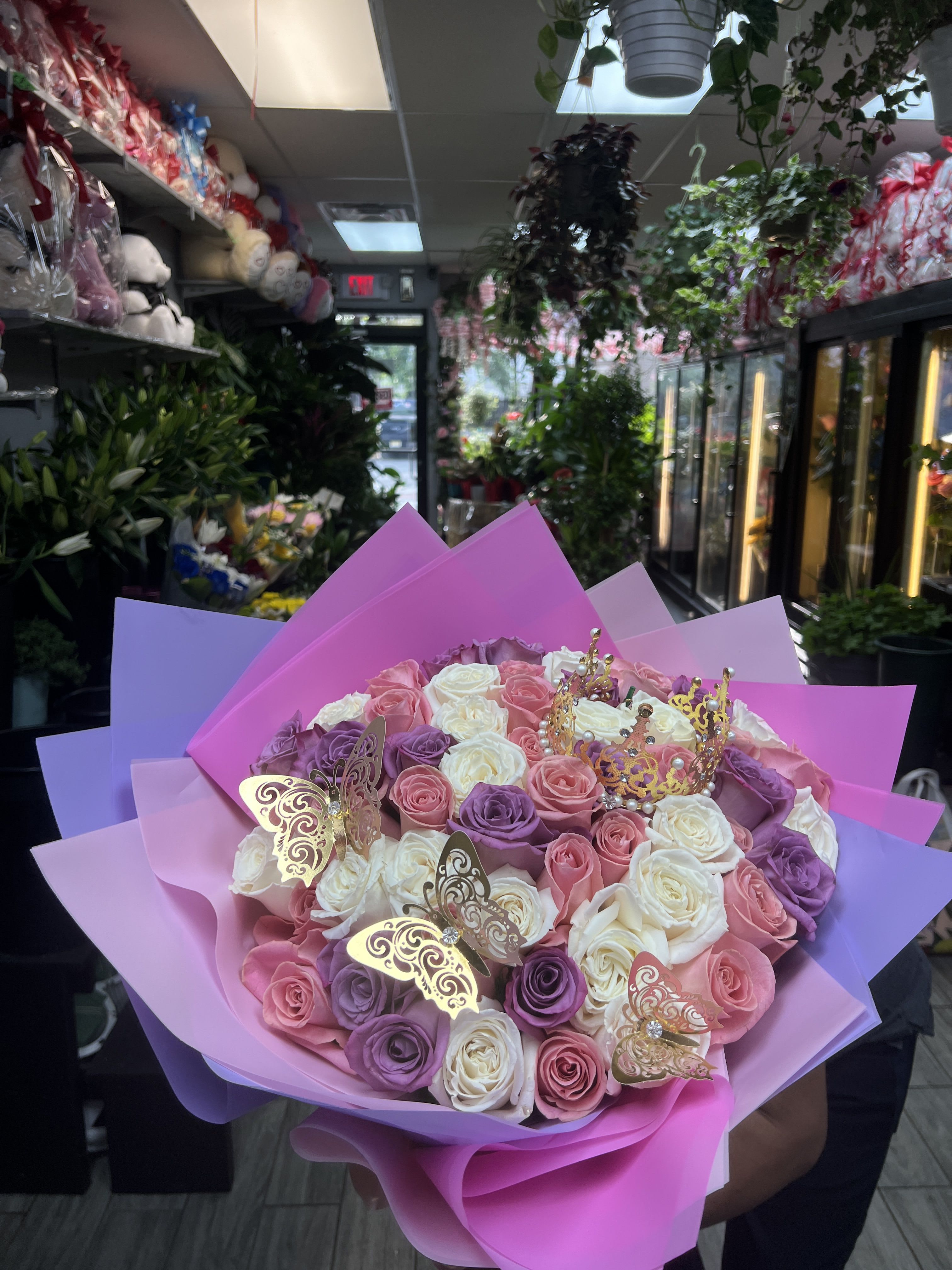 PRINCESS BOUQUET ROUSES  - THIS NICE  BOUQUET PASTEL COLORS ROUSES WITH BUTTERFLY AND CROWN THAT MAKES YOU SMILE THE DAY!! 60 ROUSES 