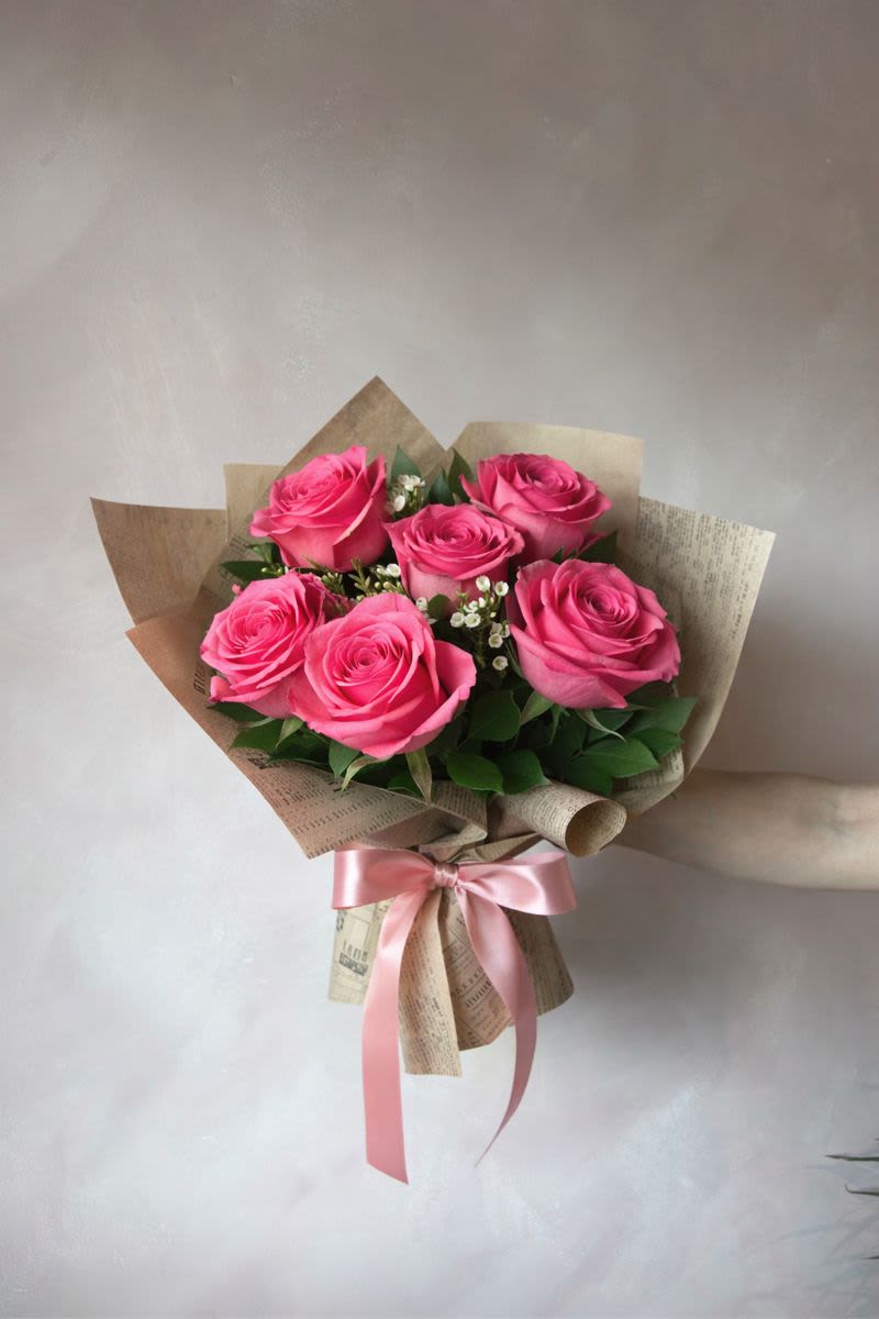 Half dozen wrap - 6 stunning roses wrapped in our premium wrapping and finished off with a temporary hydration pack to ensure freshness!