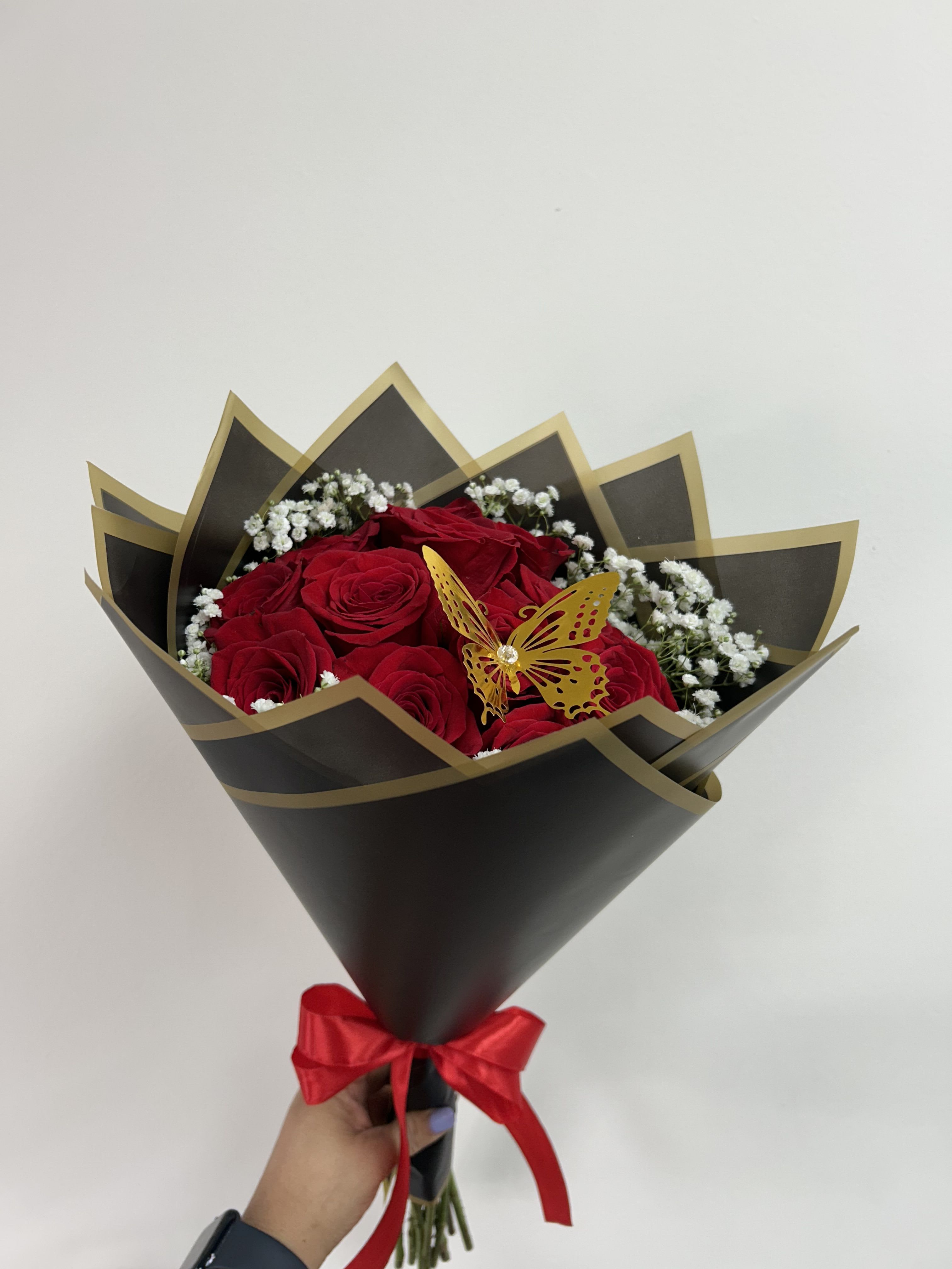Classic bouquet - Beautiful bouquet composed of 12 long-stemmed red roses, delicately surrounded by baby Breath creating an elegant and romantic contrast. Ideal for expressing love and admiration on any special occasion.”12 ROSES 