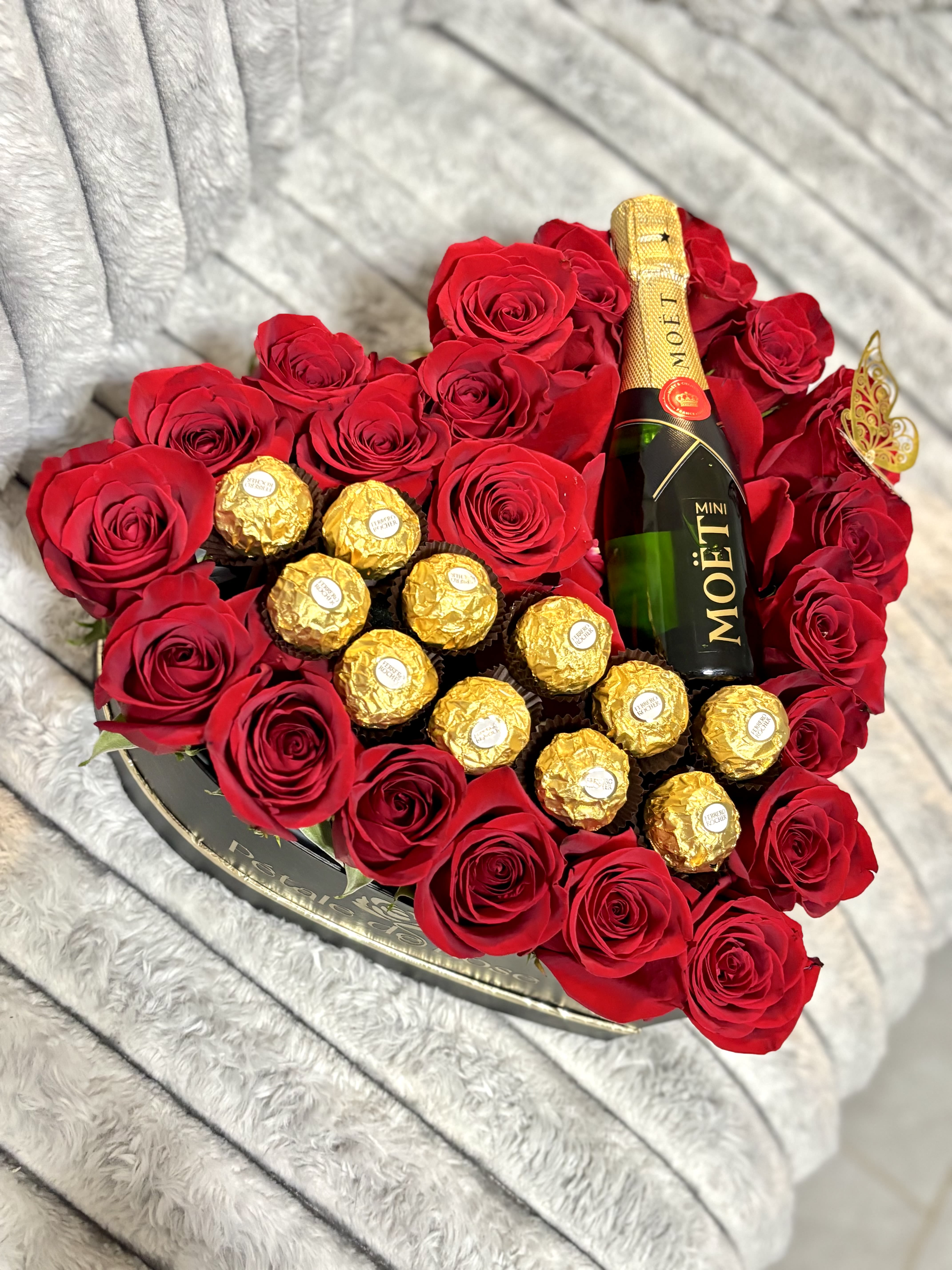 Champagne Roses Loving - Mini Moët combined with red roses and chocolates ferreros , perfect to surprise your loved one! 