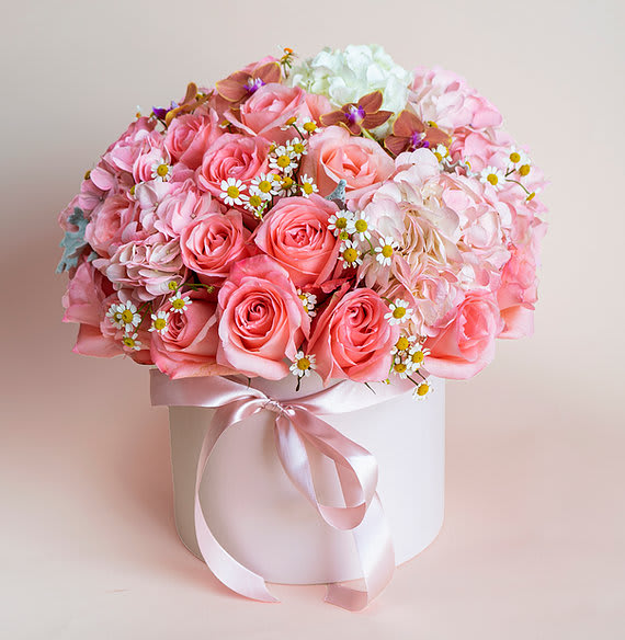 La Petit - This beautiful arrangement filled with the roses, hydrangeas and chamomiles to deliver your special message to your special someone.  Perfect for any occasion. You can choose any color of the box.  Arrangement includes:  Small box Custom greeting card
