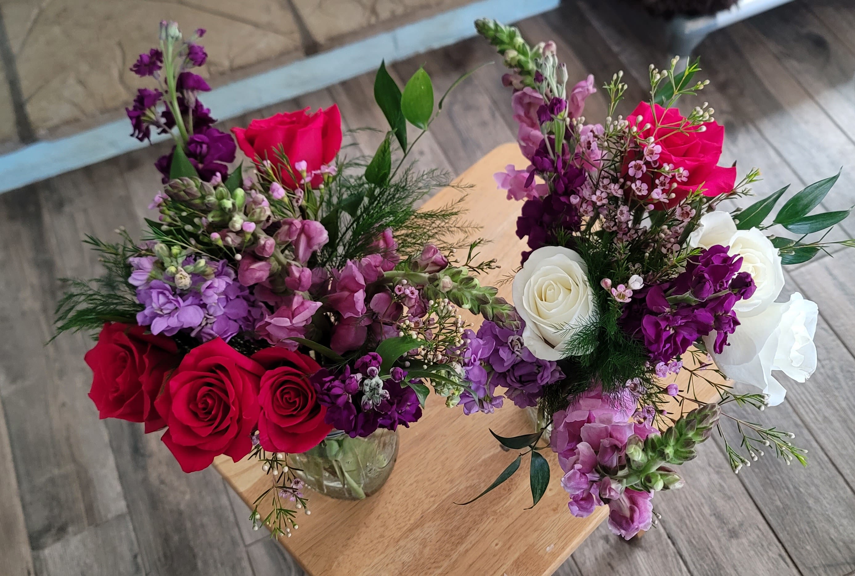 Short But Sweet - Designer's Seasonal Choice - Varies by season and comes in a clear glass mason jar. Contains 10-12 stems.