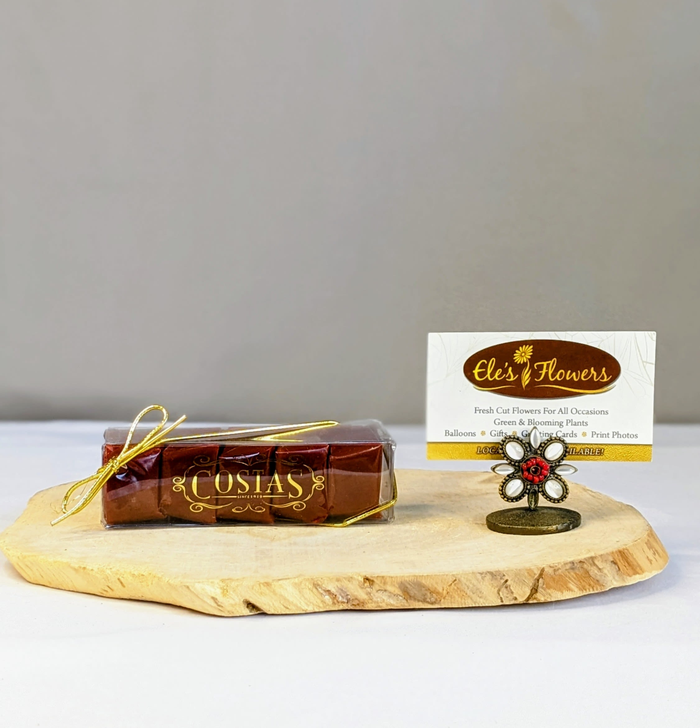 Costas - 5 Piece Caramels - Classic or Cinnamon - Among Costas' most popular treats are our buttercaramels. Hand stirred and meticulously cut into silky smooth perfection — our delicious classic. Our caramels are made with real sugar, cream, butter, and milk, which are cooled overnight and hand-cut and wrapped by hand the next day.   Standard: Buttercaramel Caramels Deluxe: Buttercaramel Caramels with Cinnamon