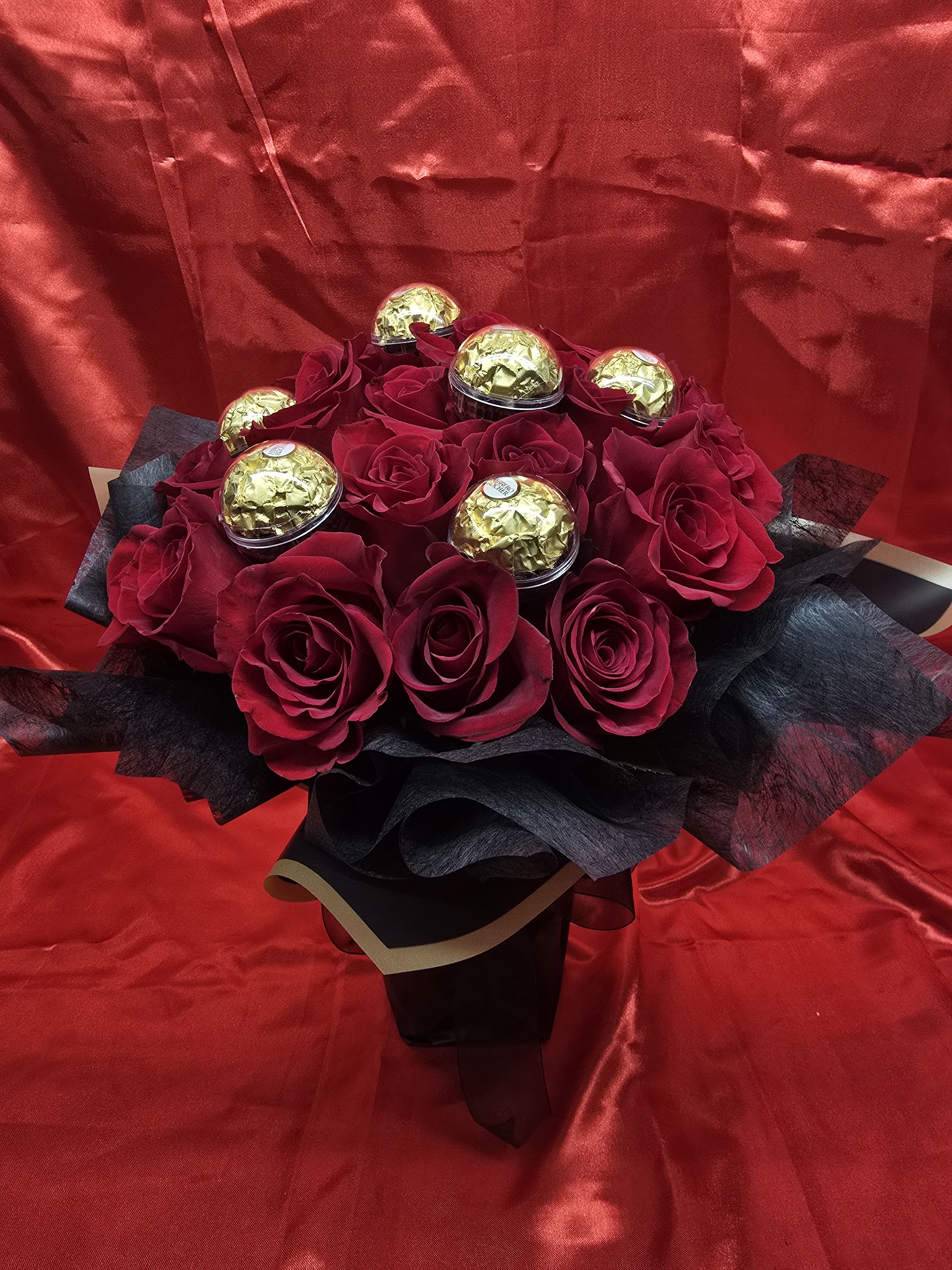 2 dozen red roses Ferrero Rocher - 2 Dozen red roses with Ferrero Rocher chocolates  Trendy design #FerreroRocherBouquet #TikTokTrend 