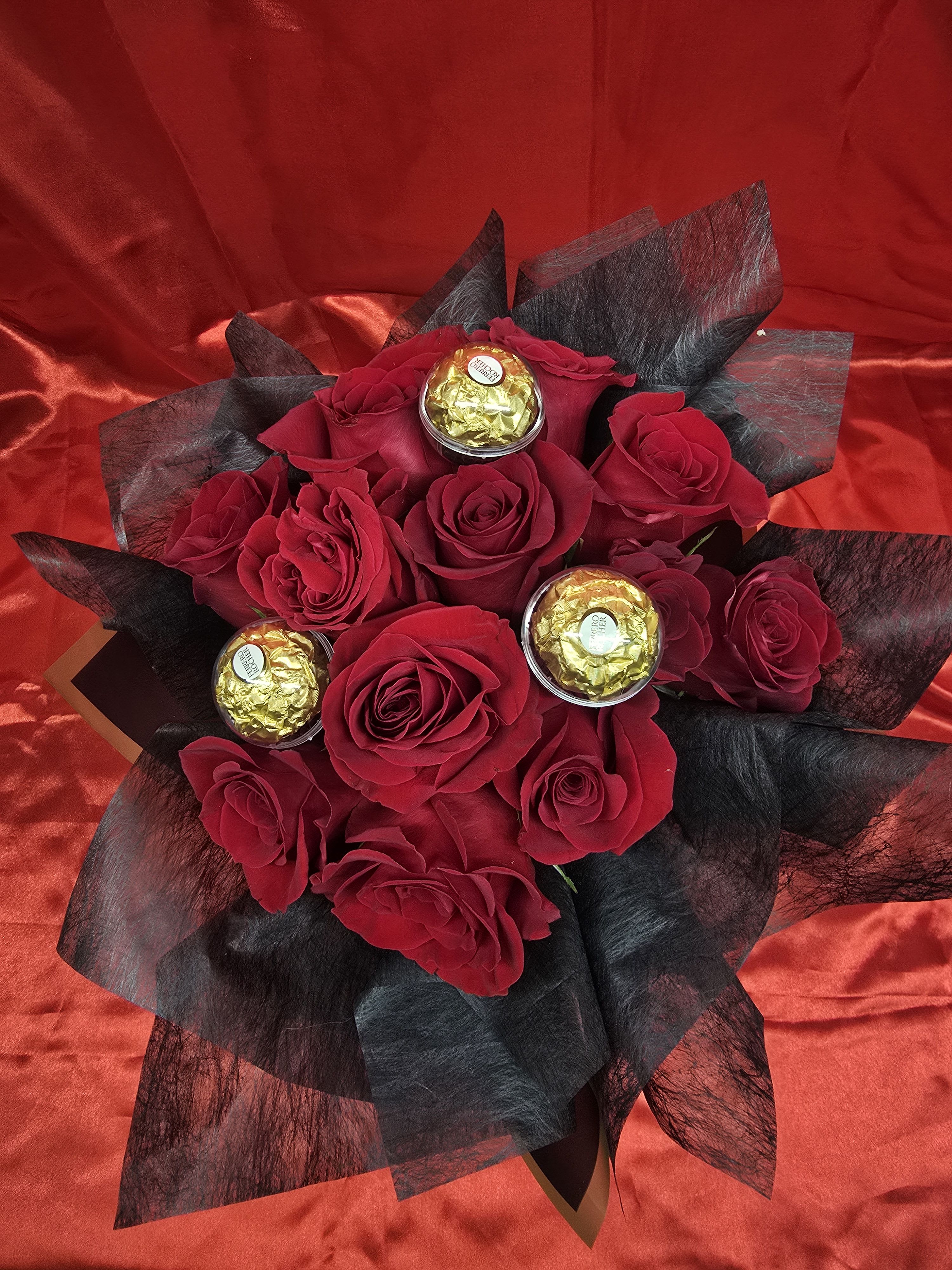 Red dozen roses Ferrero Rocher - 1 Dozen red roses with Ferrero Rocher chocolates  Trendy design #FerreroRocherBouquet #TikTokTrend 