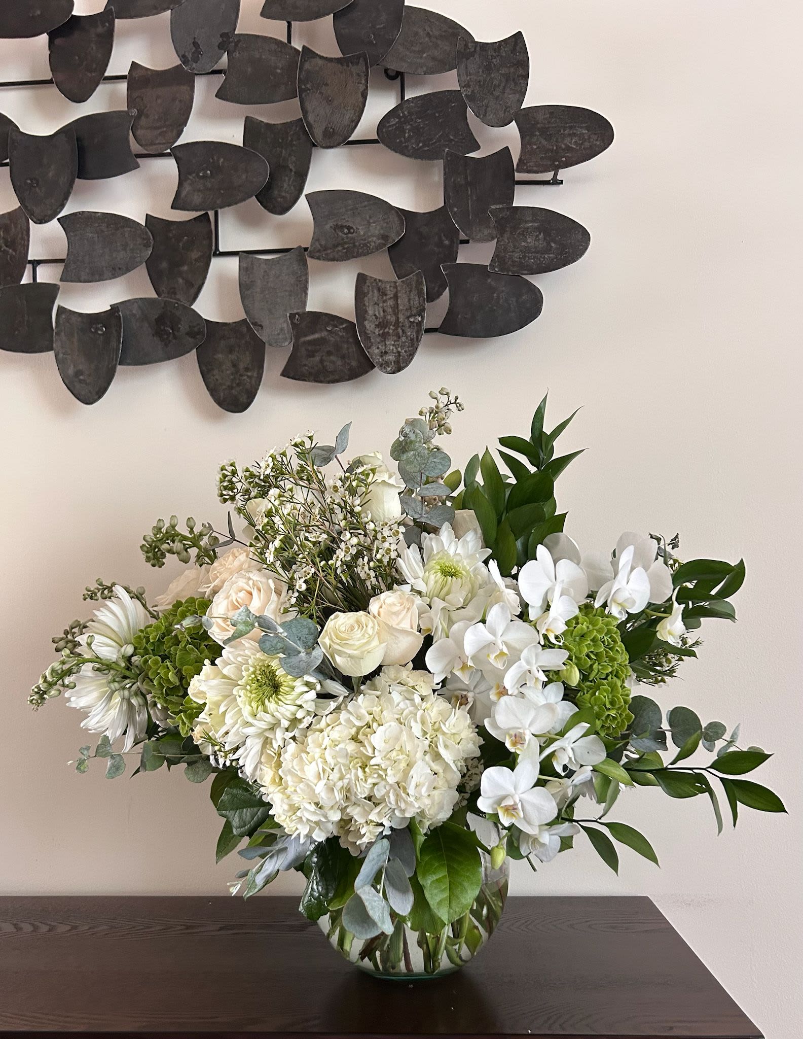 Chloe  - Fresh flowers that speak for you! From sweet surprises to meaningful moments, this luxurious arrangement turns any day into something unforgettable.  Crystal Clear Glass Vessel All Occasion  Place your Order Online Monday to Saturday before 1:00 p.m. (E.T.) for same-day delivery. “Orders received after hours will be delivered the next business day”. Check our coverage area.  Occasionally, flowers and/or container substitutions happen due to weather, seasonality, and market conditions, which may affect availability. If this is the case with the gift you’ve selected, we will ensure that your arrangement's style, theme, and color scheme are preserved and will only substitute items of equal value or higher value.  CARE INSTRUCTIONS Keep the flower arrangement hydrated with natural water and change the water every two days. Do not spray any cleaning product on the flower arrangement. Do not place heavy objects directly on the flower arrangement. Keep flower arrangements out of direct sunlight and extreme heat.