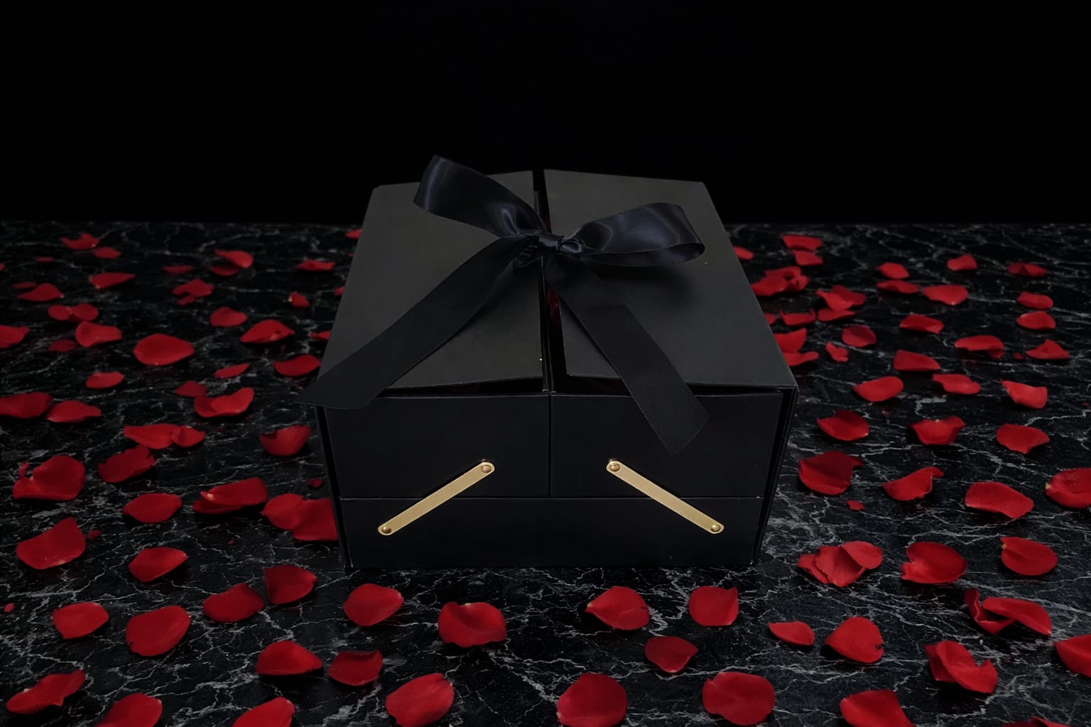 Agape - Luxury Collection - Globally renowned for their beauty, longevity, and timeless elegance. Hand-picked at peak bloom, each rose is preserved with advanced techniques to maintain its vibrancy and freshness from one to three years. Known for exceptional quality and luxurious presentation, they make a stunning gift or decorative piece.