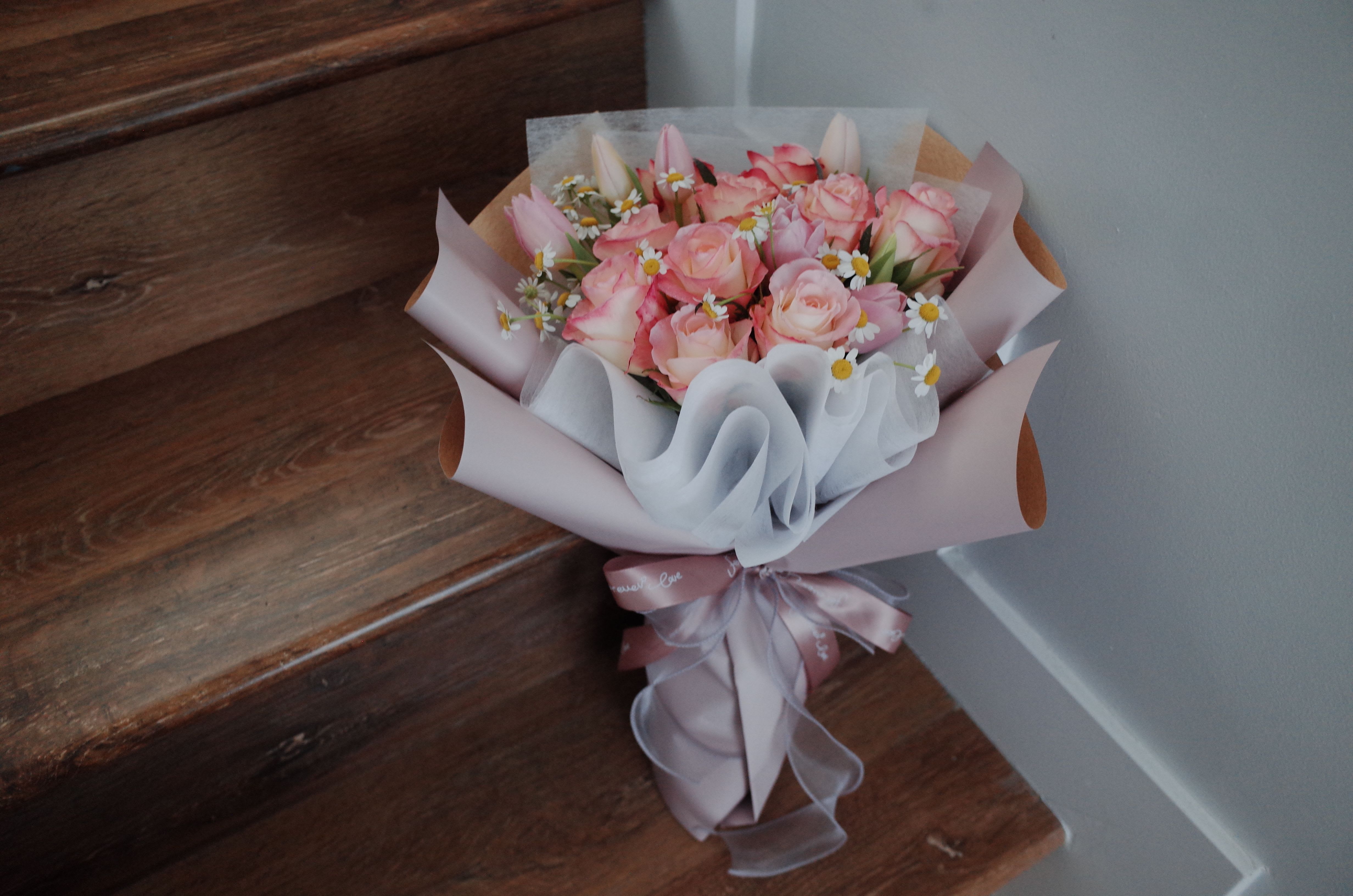 Chamomile Kiss - Peach Roses Cloud - Soft-spoken beauty with a loving heart.   This bouquet blends the gentle charm of chamomile with the graceful glow of peach roses. Accented with pastel blooms and elegant wrapping, it’s a poetic gift for love, gratitude, or new beginnings.