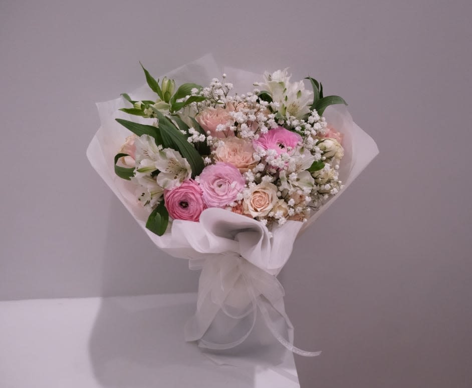 Fresh and Soft Ranunculus cloud - Soft pastels, delicate blooms, and a touch of airy sweetness. This bouquet brings together roses, ranunculus, lilies, and gentle fillers for a look that feels timeless, graceful, and full of love.