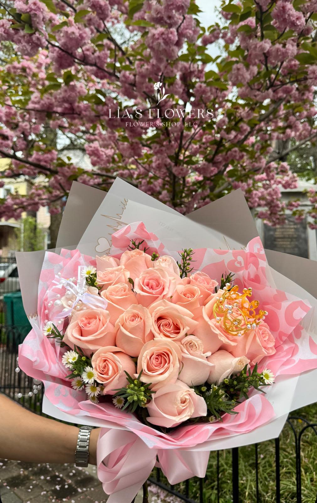 Light of my life. - Celebrate the queen of your heart with 20 delicate pink roses, crowded with love. A bouquet designed to honor the woman who lights up your world.