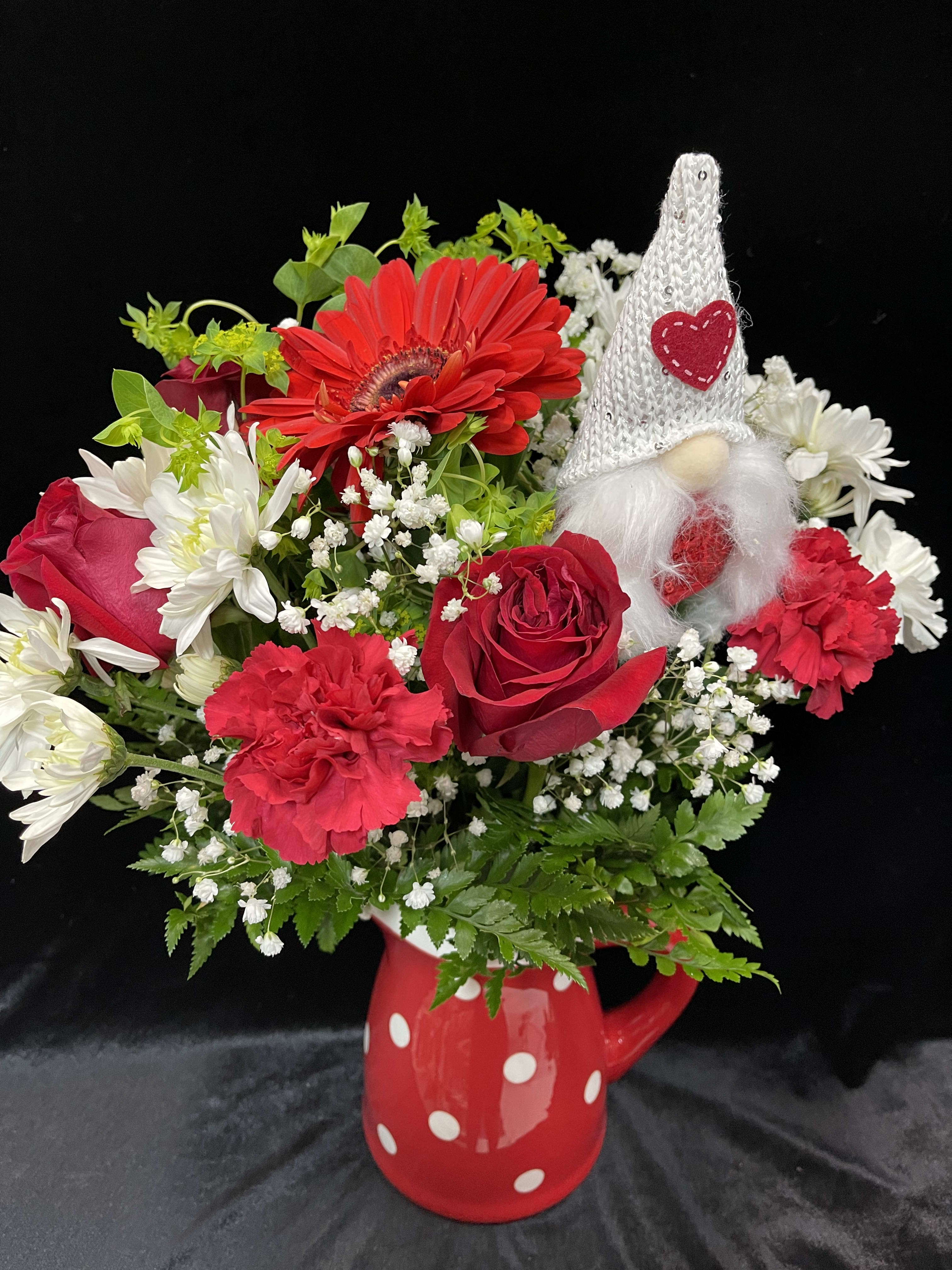 I GNOME YOU PV9 - PITCHER WITH RED ROSES WITH A GNOMANTIC TOUCH 