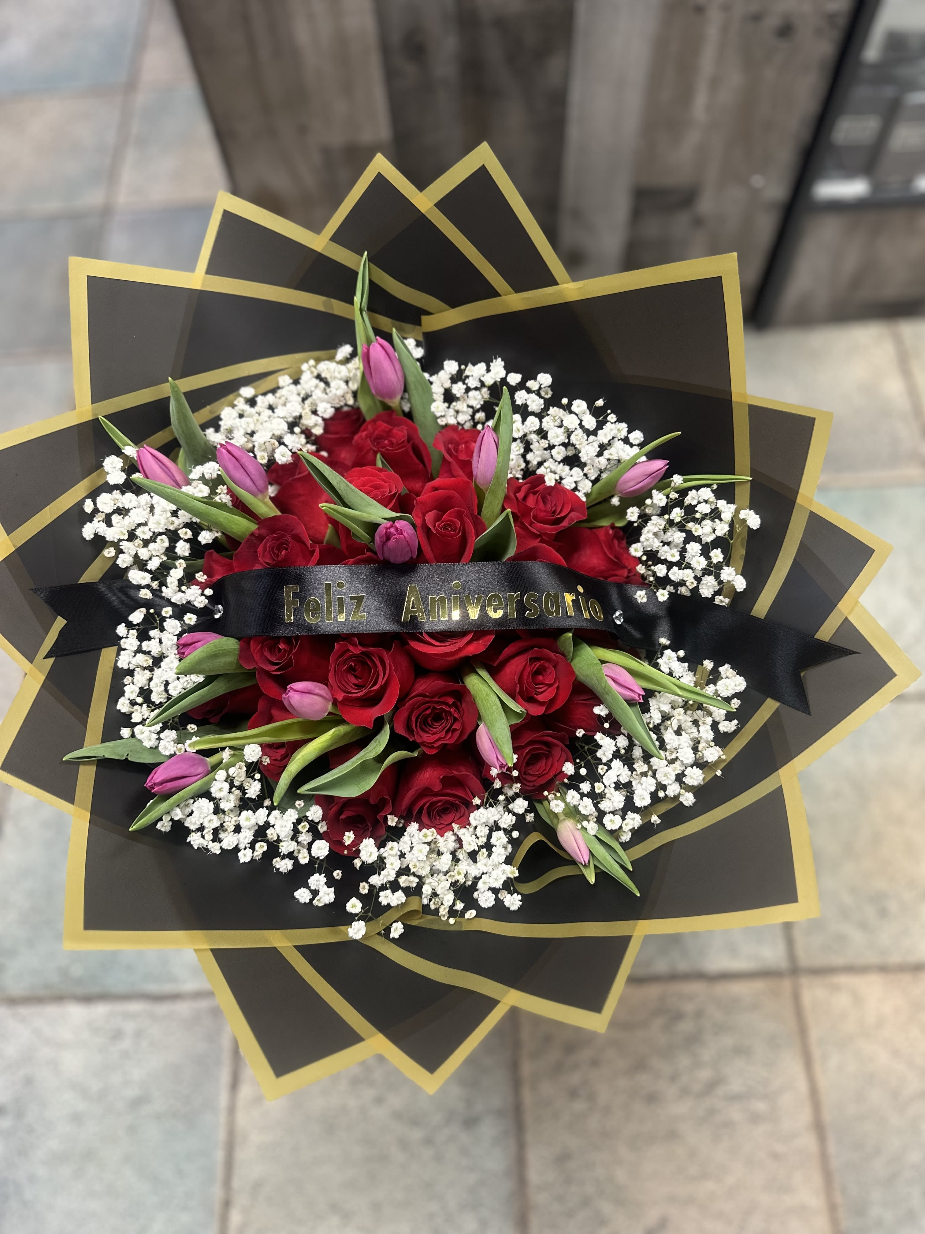 TULIPS+ROSES BUCHON - BEAUTIFUL BOUQUET WITH TULIP AND ROSES WITH A TOUCH OF BABY BREATH PERFECT FOR A BIRTHDAY, VALENTINE'S DAY, MOTHERS DAY OR JUST BECAUSE CUSTOM BANNER INCLUDED  PLEASE WRITE IN SPECIAL INSTRUCTIONS  YOUR CUSTOM FRASE 