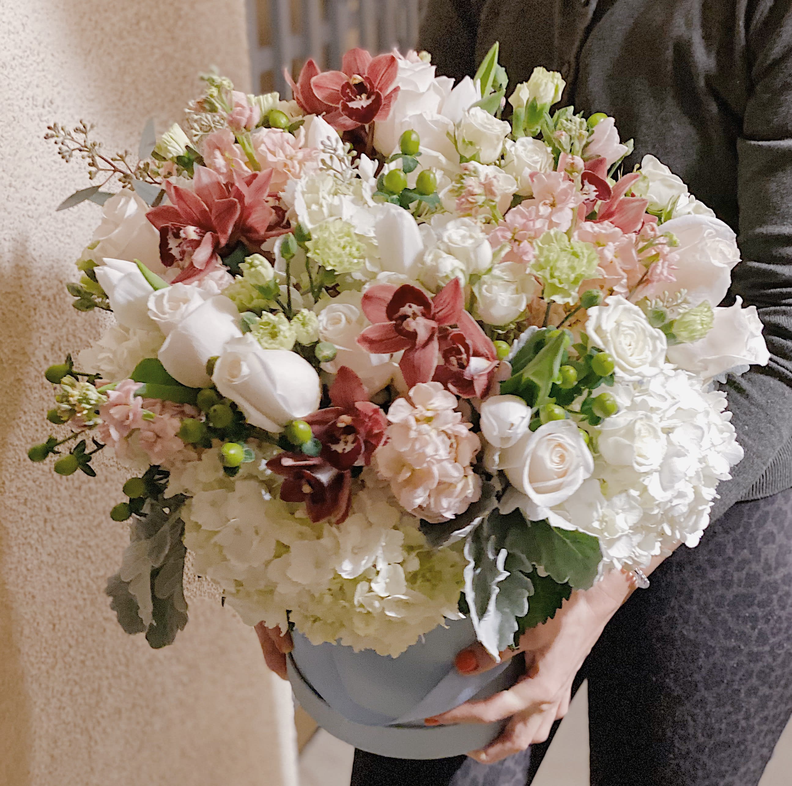 Hat box mix - Hat box mixed flowers arrangement.