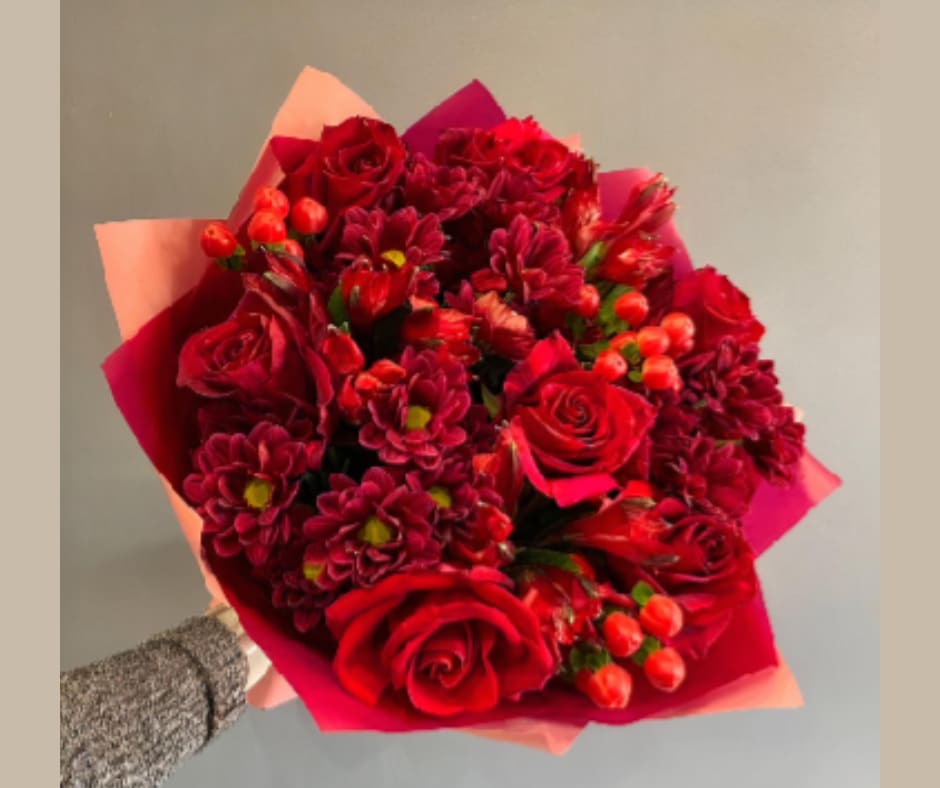Fire Rose - Ramo de flores frescas lleno de color y elegancia, ideal para expresar amor y alegría