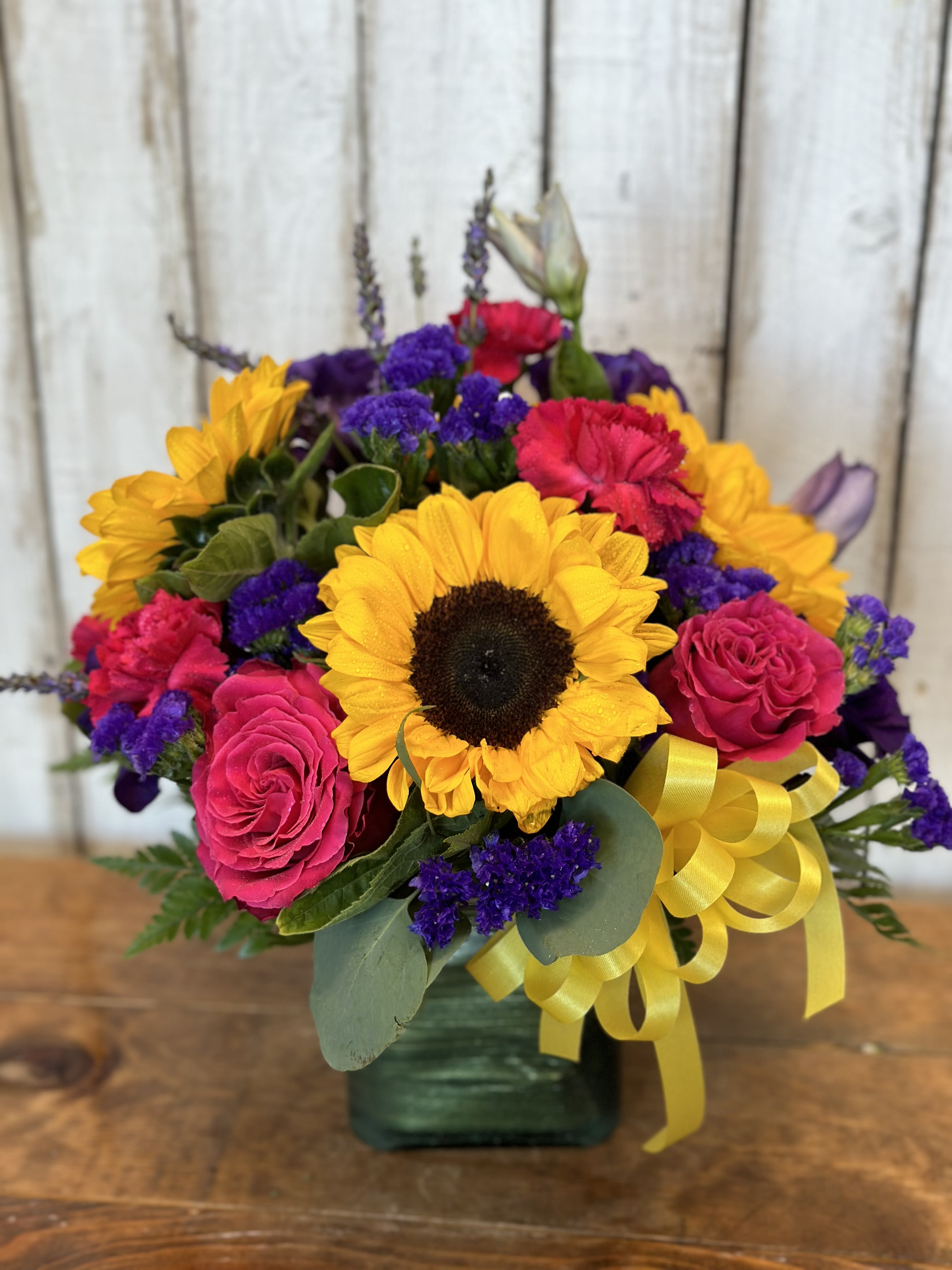Happy sunshine - Happy sunshine beautifully designed sunflowers Roses Carnations beautiful, yellow bow