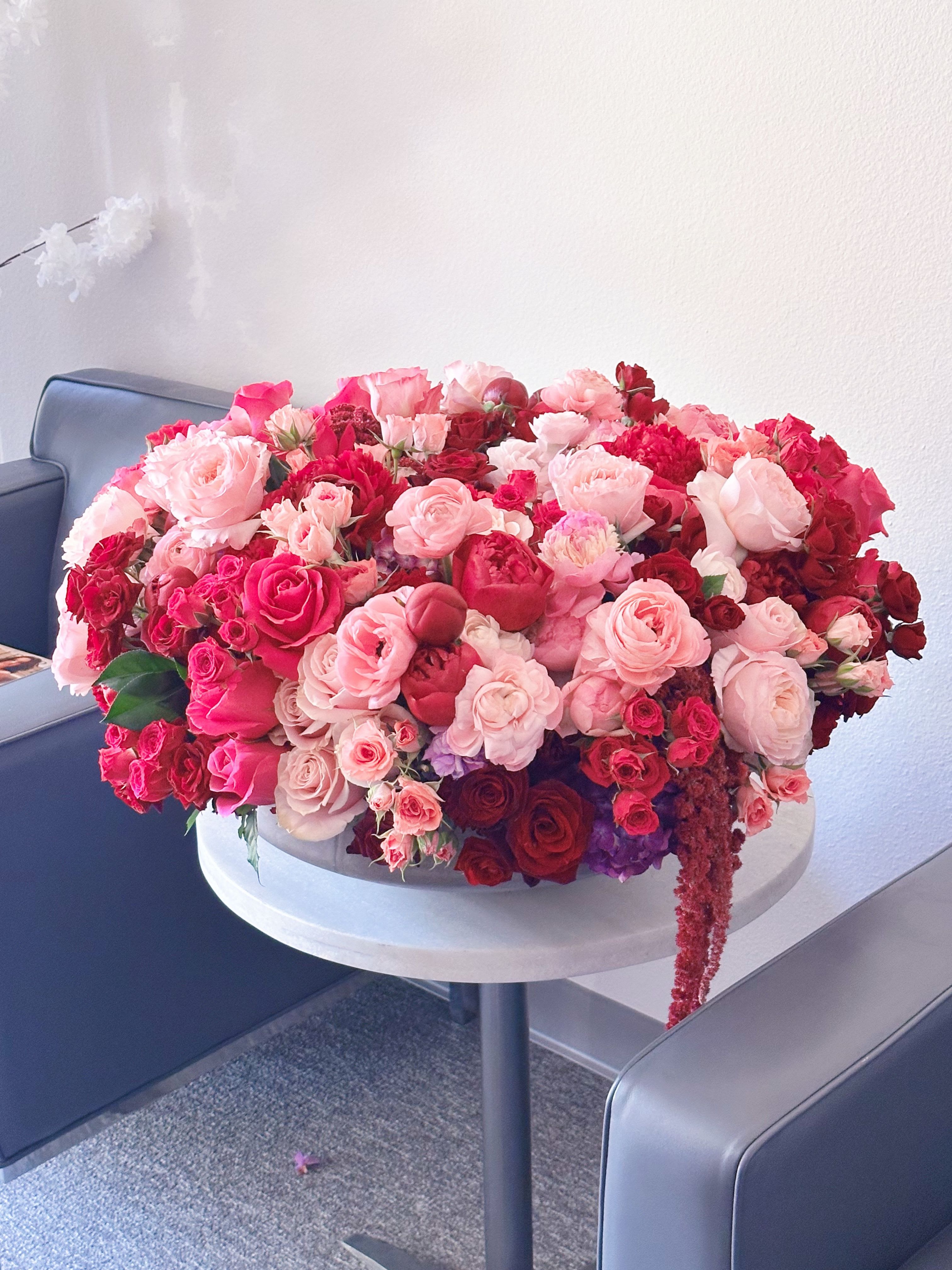 Arrangement XXL  - Big arrangement in a beautiful vase in pink and blush colors, with premium flowers 