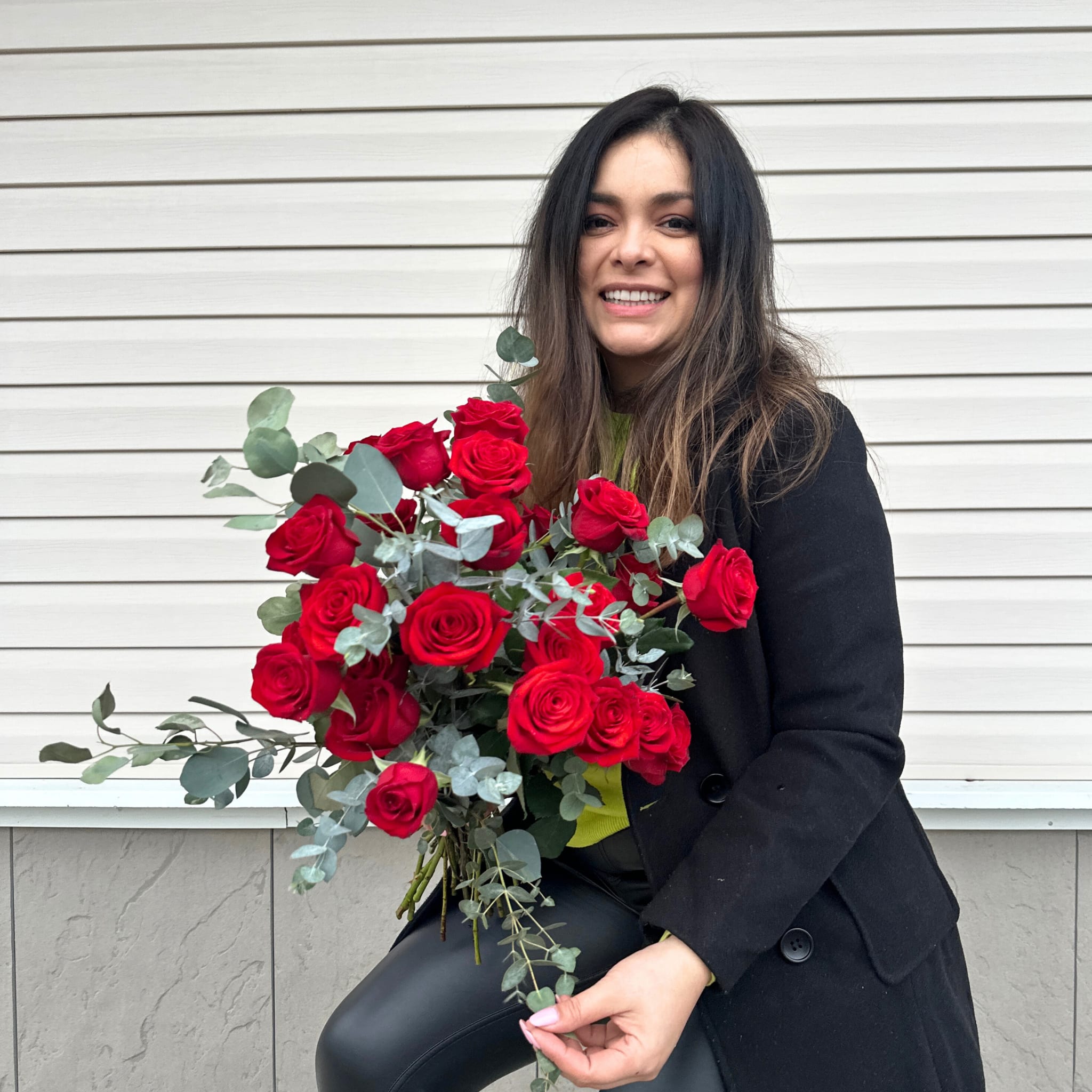 Expresa amor en Long Island, New York con 24 rosas roja - sin papel - Es un ramo envuelto con 24 rosas rojas perfecto para Aniversario o dia de San Valentín.