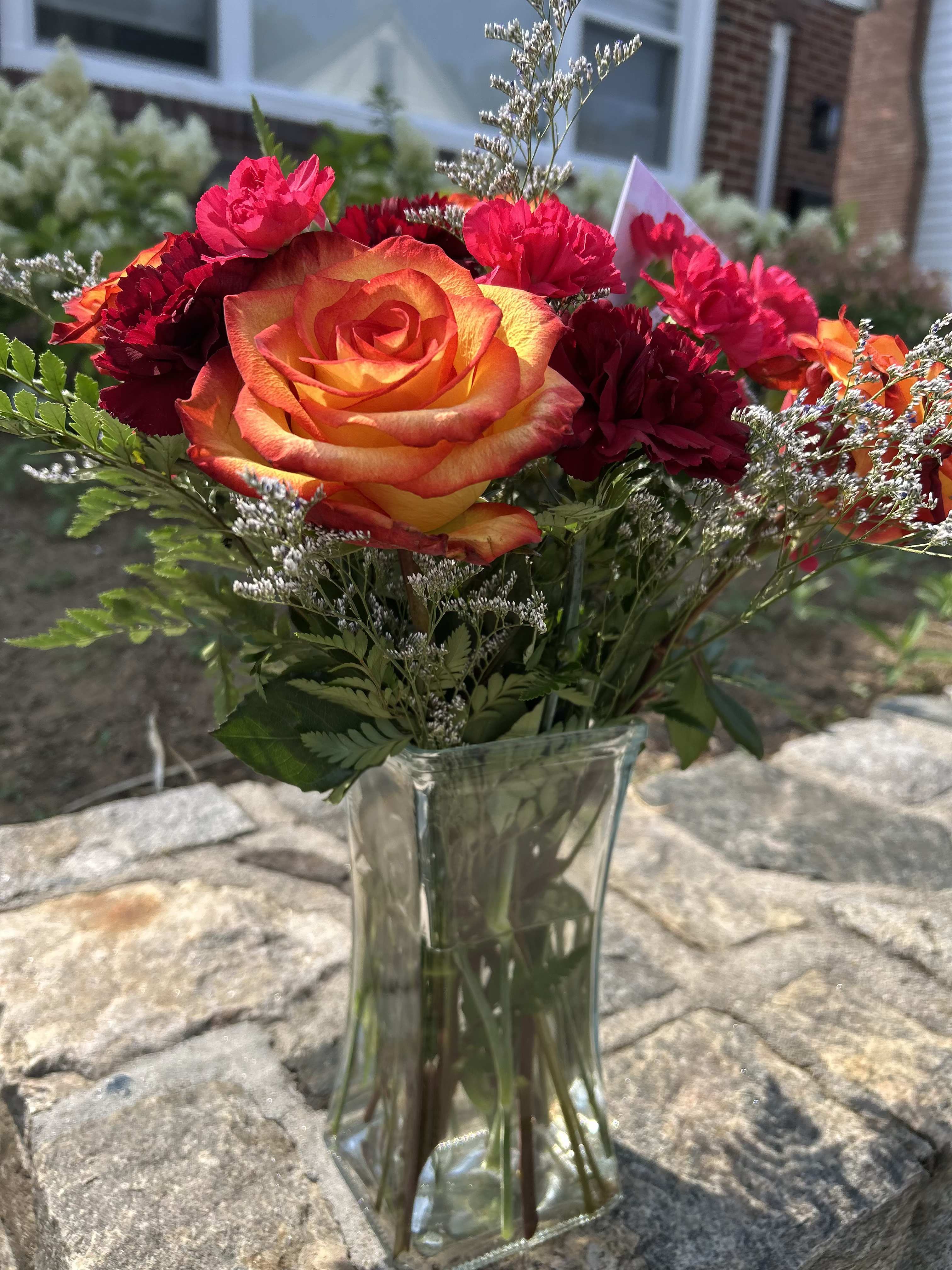 Everyday in Orange and Red - Ignite your senses and brighten any space with our everyday bouquet in a vibrant mix of orange and red. This fiery arrangement combines the warmth of orange with the passion of red, creating a stunning display of color and life.