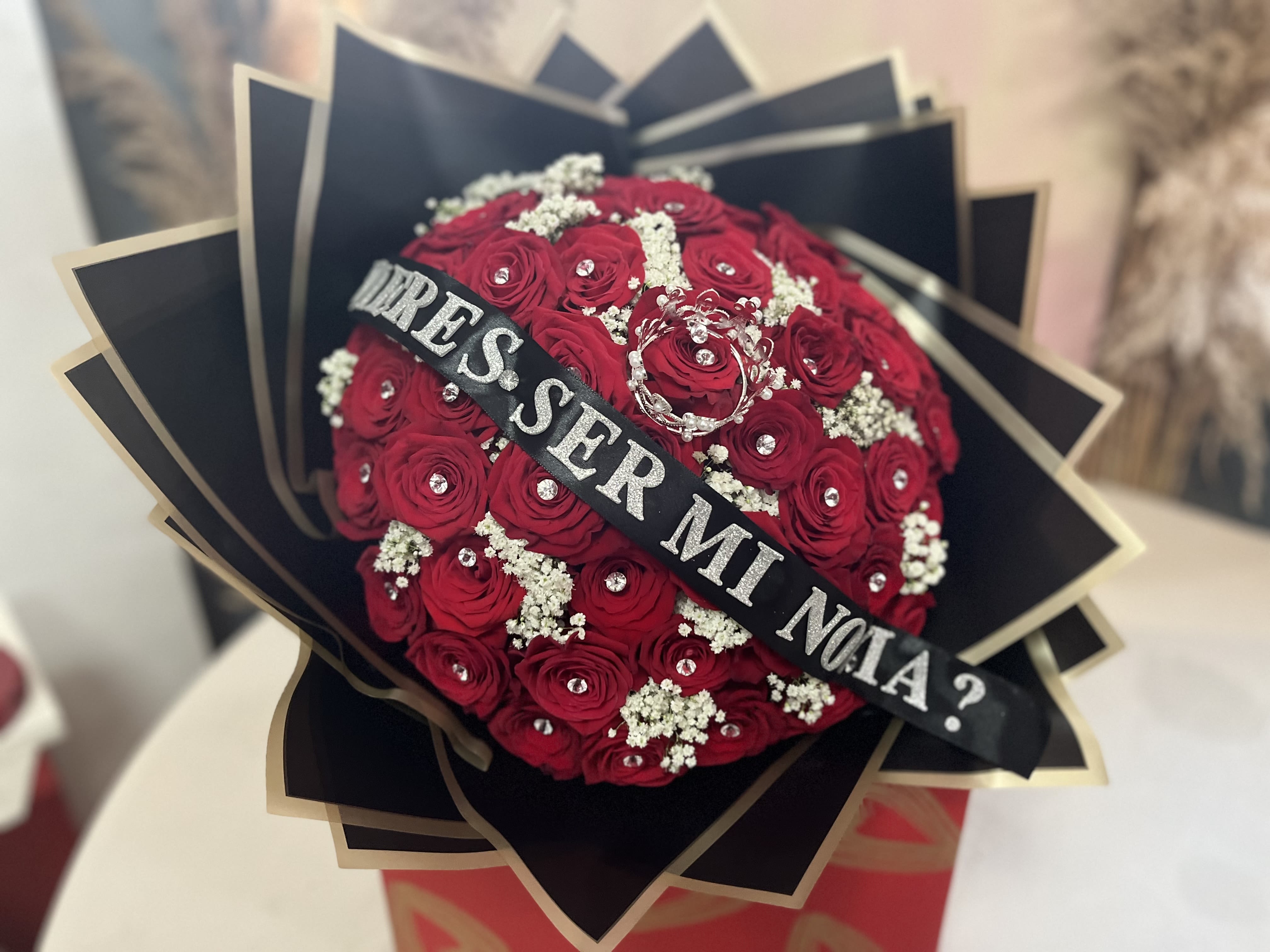 Love ramo buchón  - 50 red Rosa’s Bouquet with wrap black paper with diamond pins nice for any ocassion you choices the color rosas