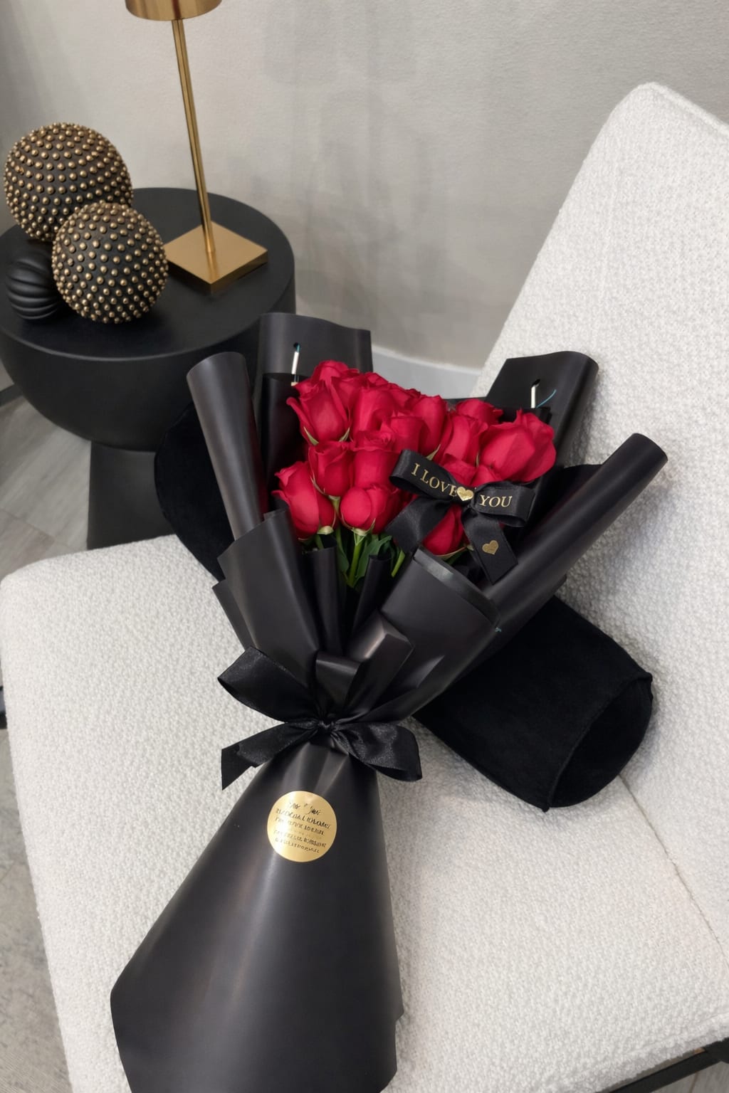 Elegant Long Stem Red Roses - Un clásico que nunca falla. Este arreglo presenta rosas rojas de tallo largo, cuidadosamente envueltas en papel negro con detalles sofisticados, creando una presentación elegante y poderosa.  Perfecto para quienes desean un regalo tradicional, refinado y lleno de pasión.   Entrega en Midland y Odessa.