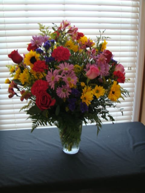 Bold &amp; Beautiful Arrangement - Mix Of Seasonal Flowers 