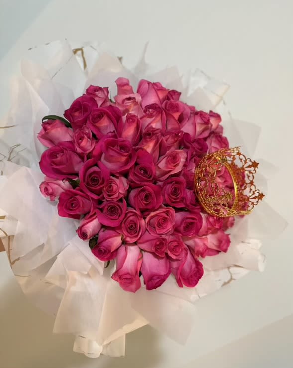 Hot pink hand bouquet. - Hand bouquet with 36 roses and nice wrapping paper.