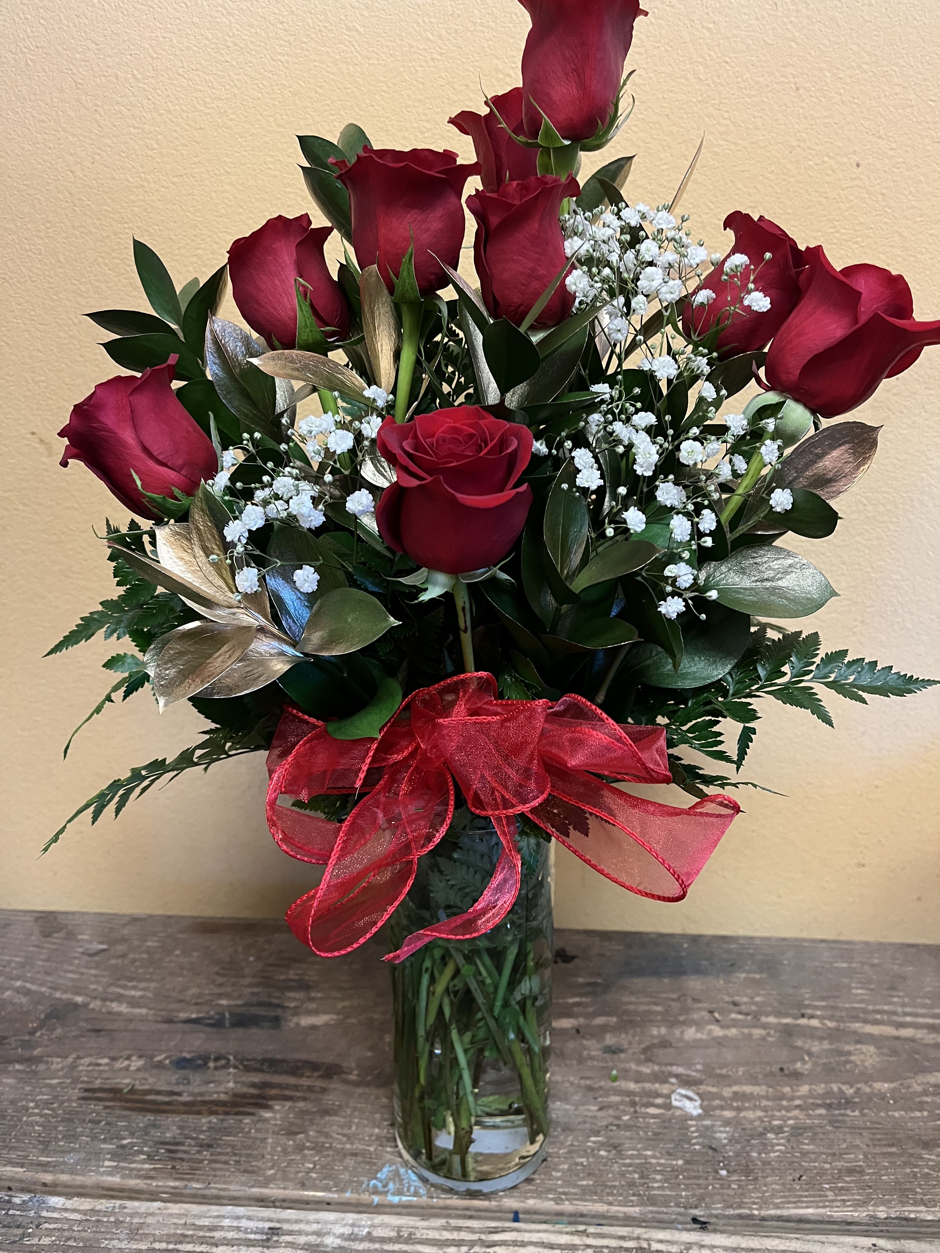 9 RED ROSES IN A VASE - 9 RED ROSES IN A VASE WITH GOLD  RUSCUS AND BABY BREATH AS FILLER