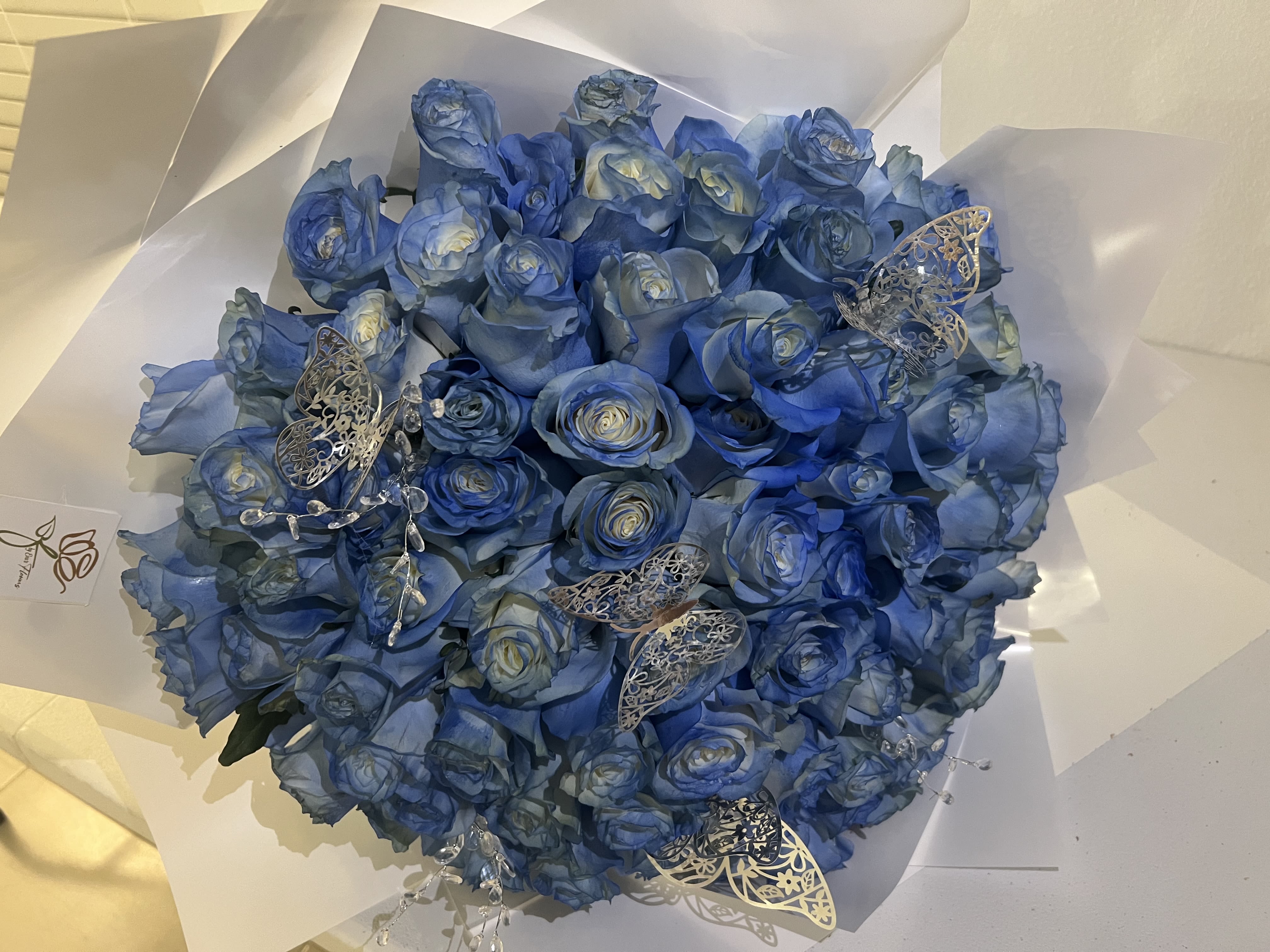 Buchon bouquet of 100 blue roses - One hundred beautiful blue roses with silver showers and butterflies