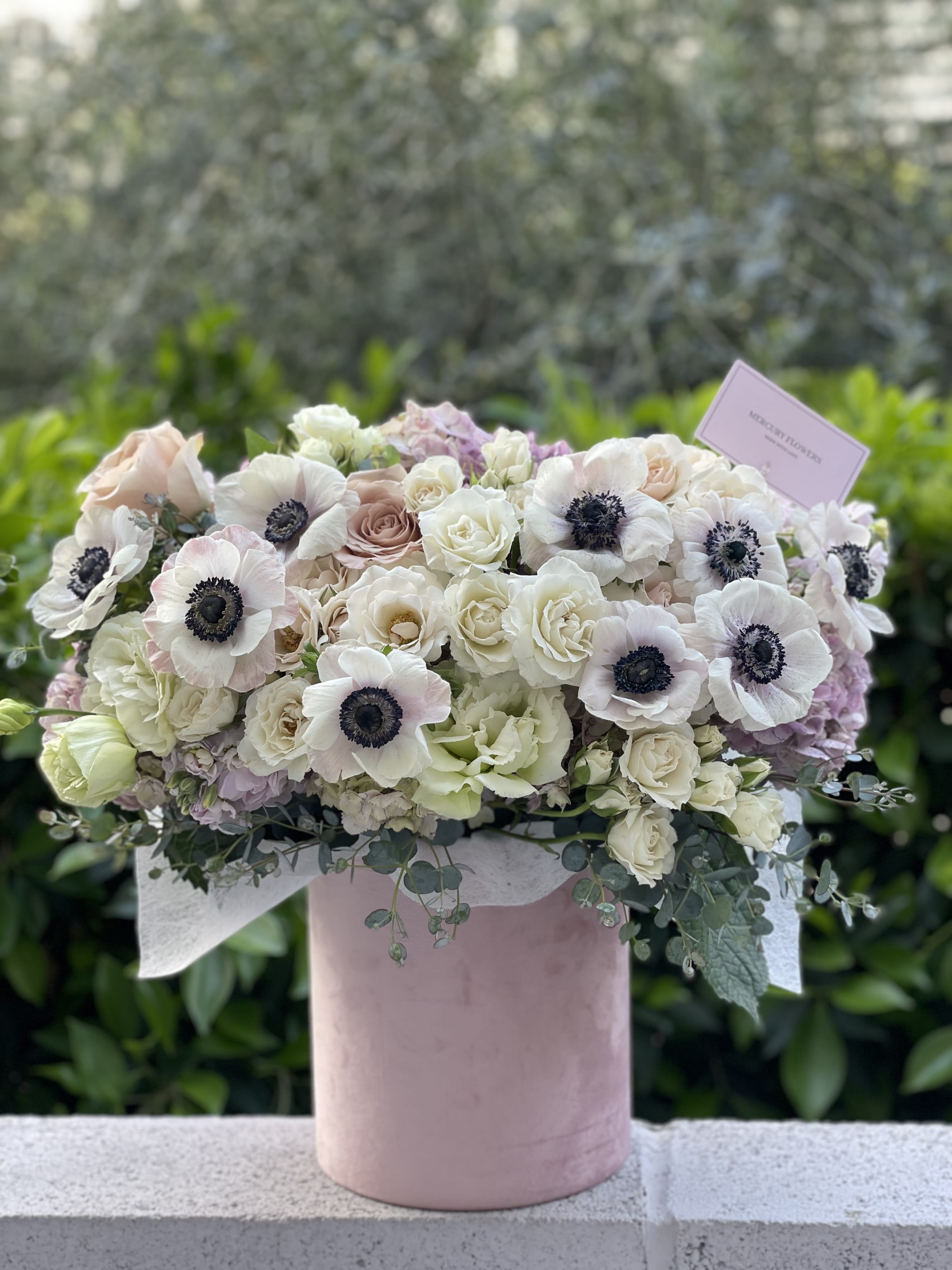 Jadore box - Velvet box with the most delicate flowers and greenery