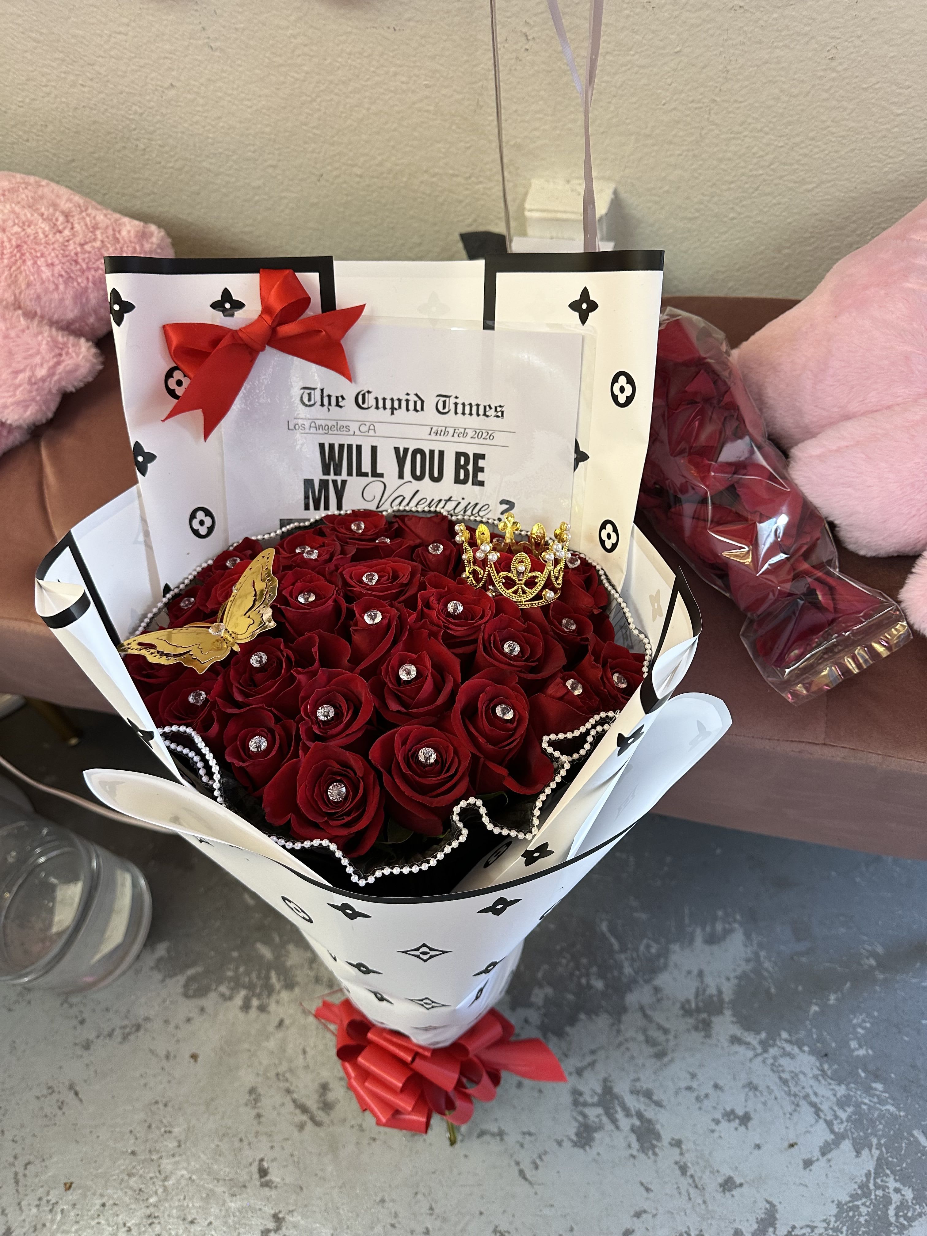 The Cupid Post Bouquet  - Standard comes with 25 roses  with a crown and a butterfly with diamond pins  Deluxe 50 roses  Premiun 75 roses 