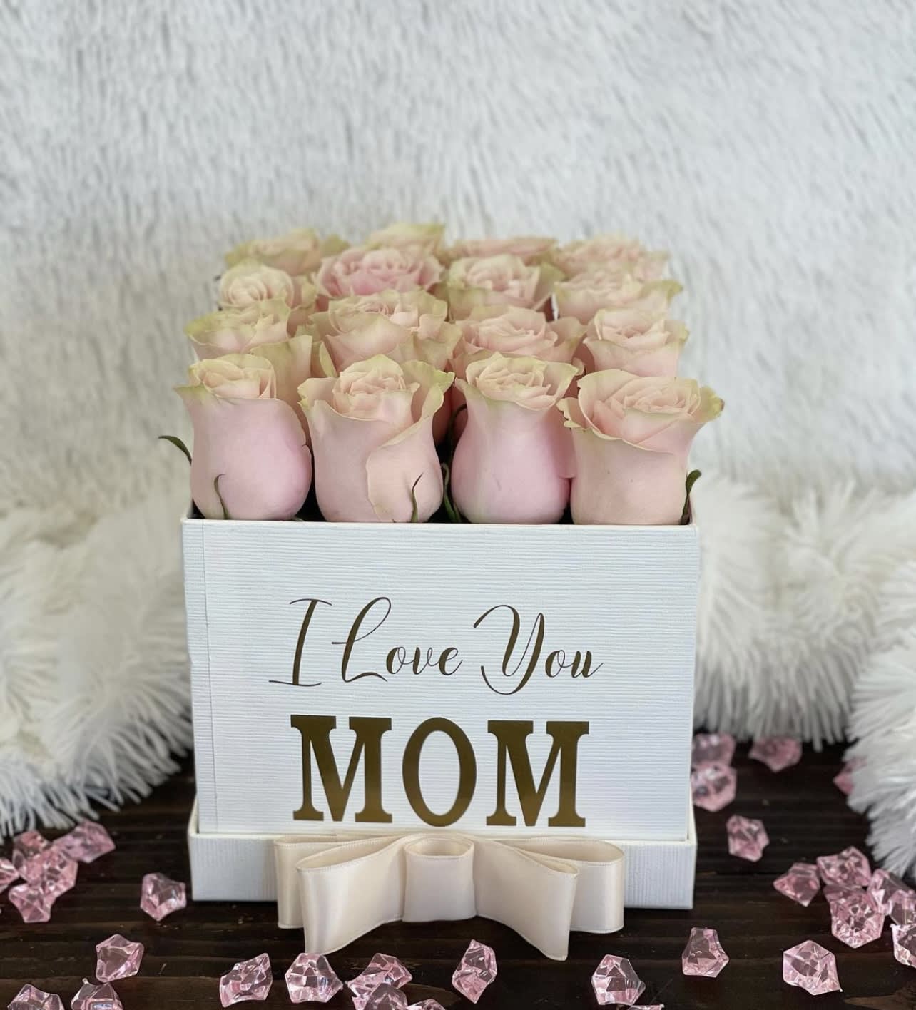 I LOVE MOM BOX  - 16 light premium roses to be incorporated into a box. Customizing of the box is already included !