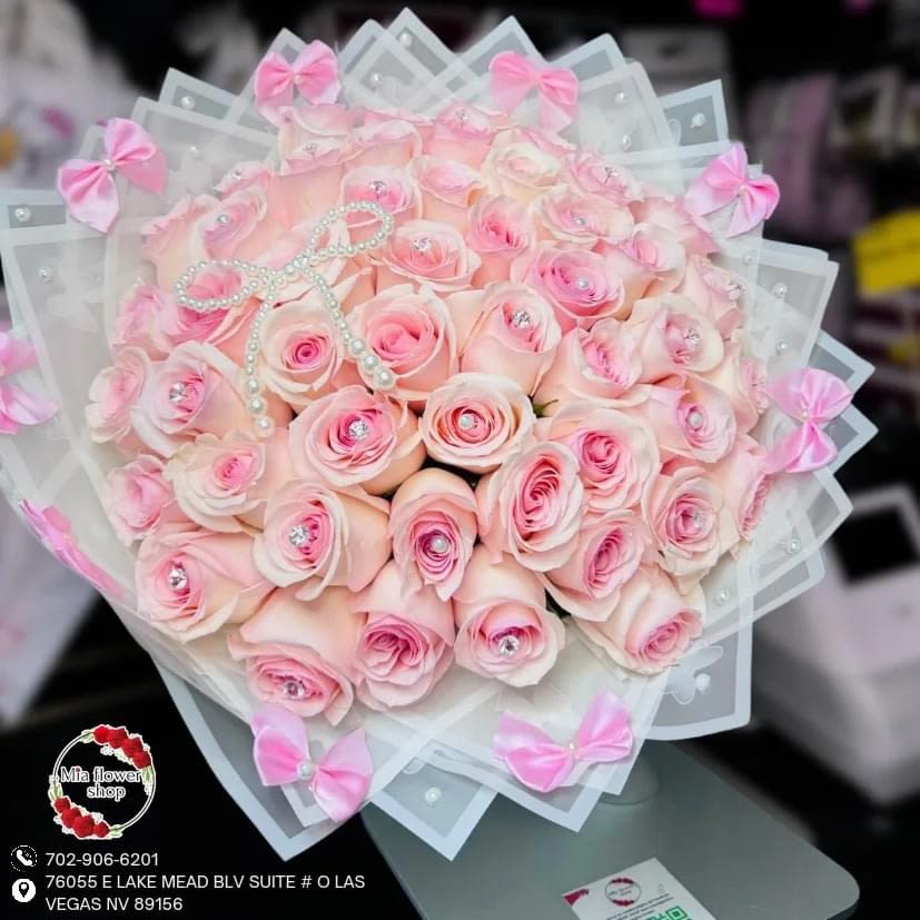 Ramo Coquette - 50 Pink Roses  Pink bows  White pins  Pearly ribbon.