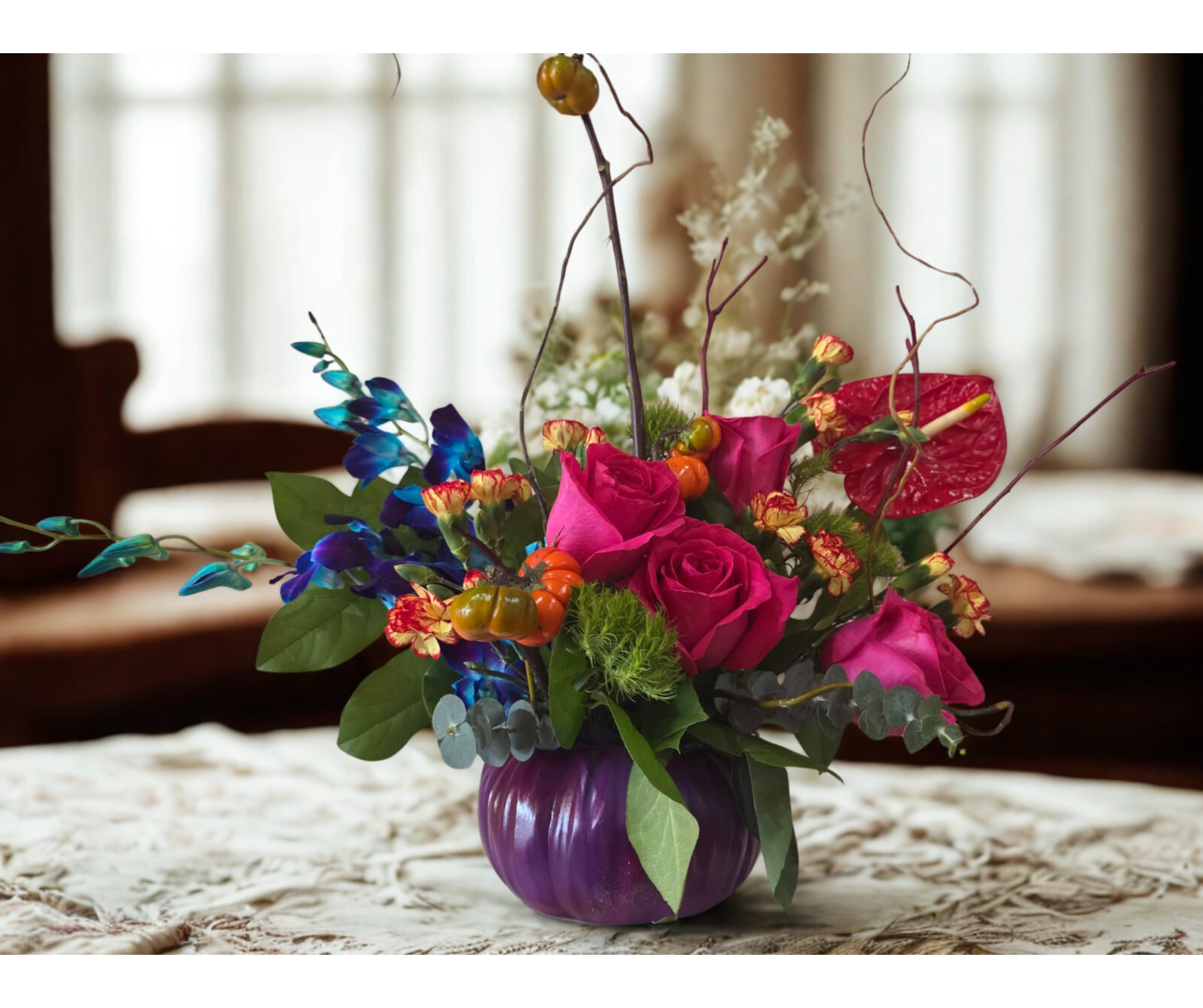 Halloween Arrangement - BEAUTIFUL AND SOPHISTICATED, FLORAL ARRANGEMENT COMPOSED OF EXOTIC FLOWERS OF THE BEST QUALITY, SO THAT YOUR HOME LOOKS PERFECT THIS SEASON.