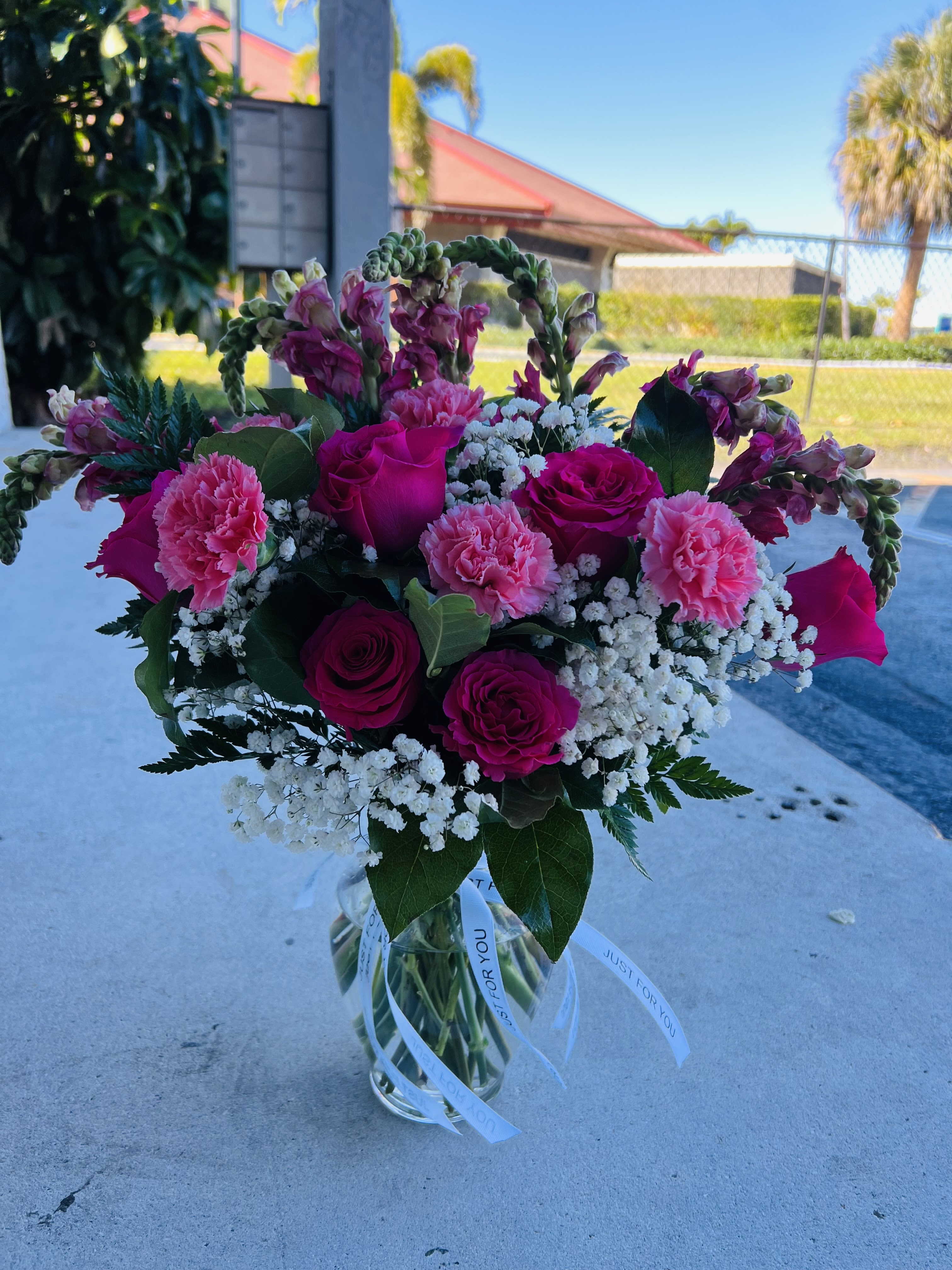 amor rosa - en vase de agua con diferentes tonos de rosado.