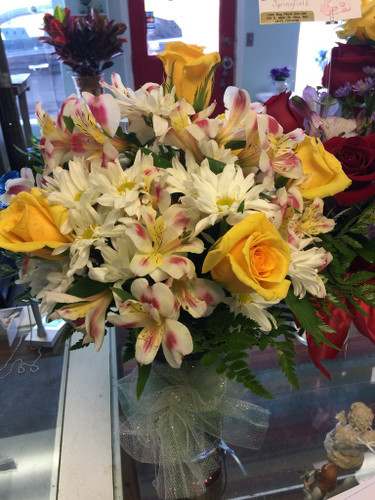 Sunshiny Day - A bright mixture of yellow Roses, white Daisies and Peruvian Lillies.