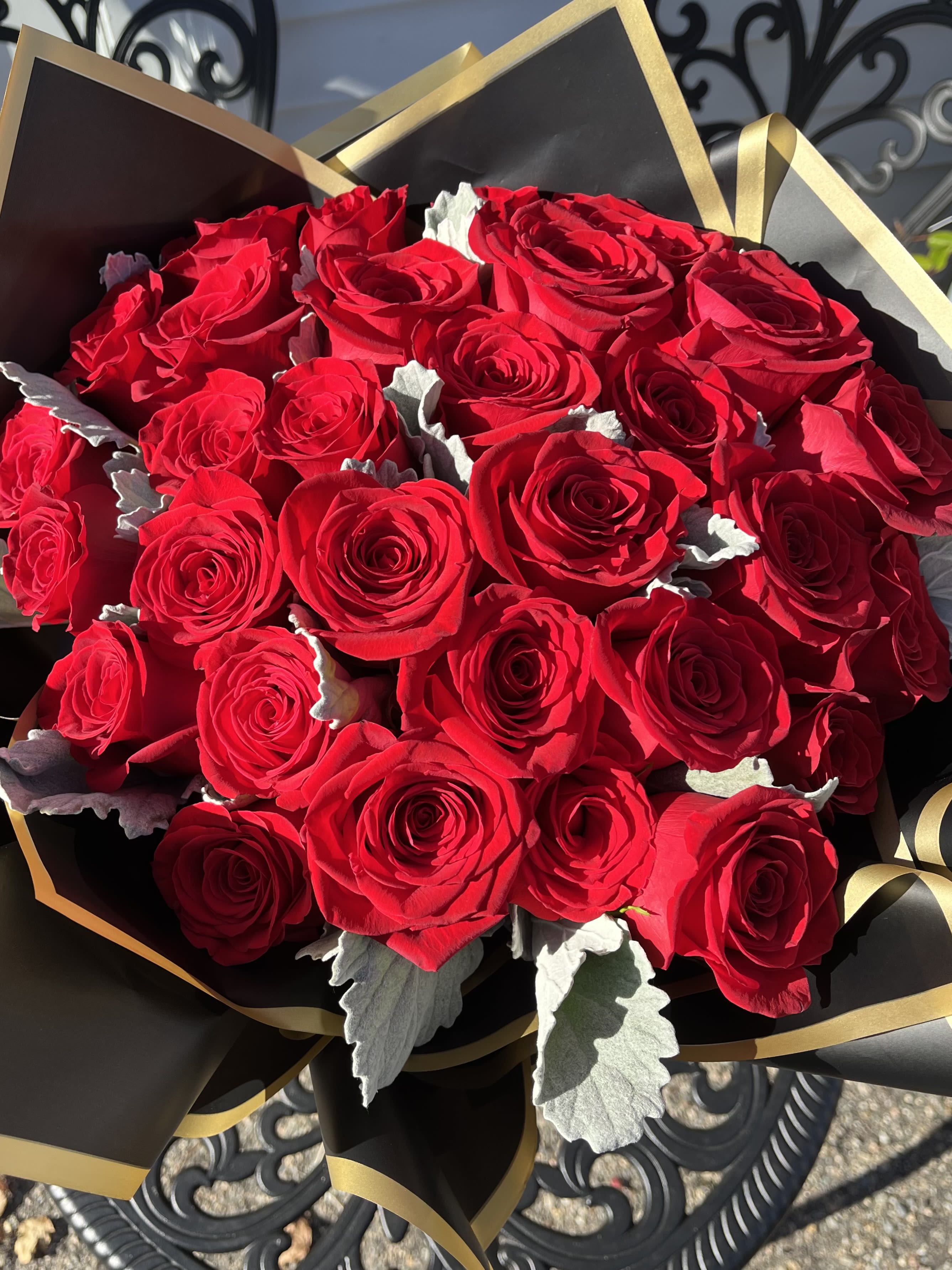 Ramo Romance - 3 dozen roses compact with premium wrap and ribbon *can request different color if available